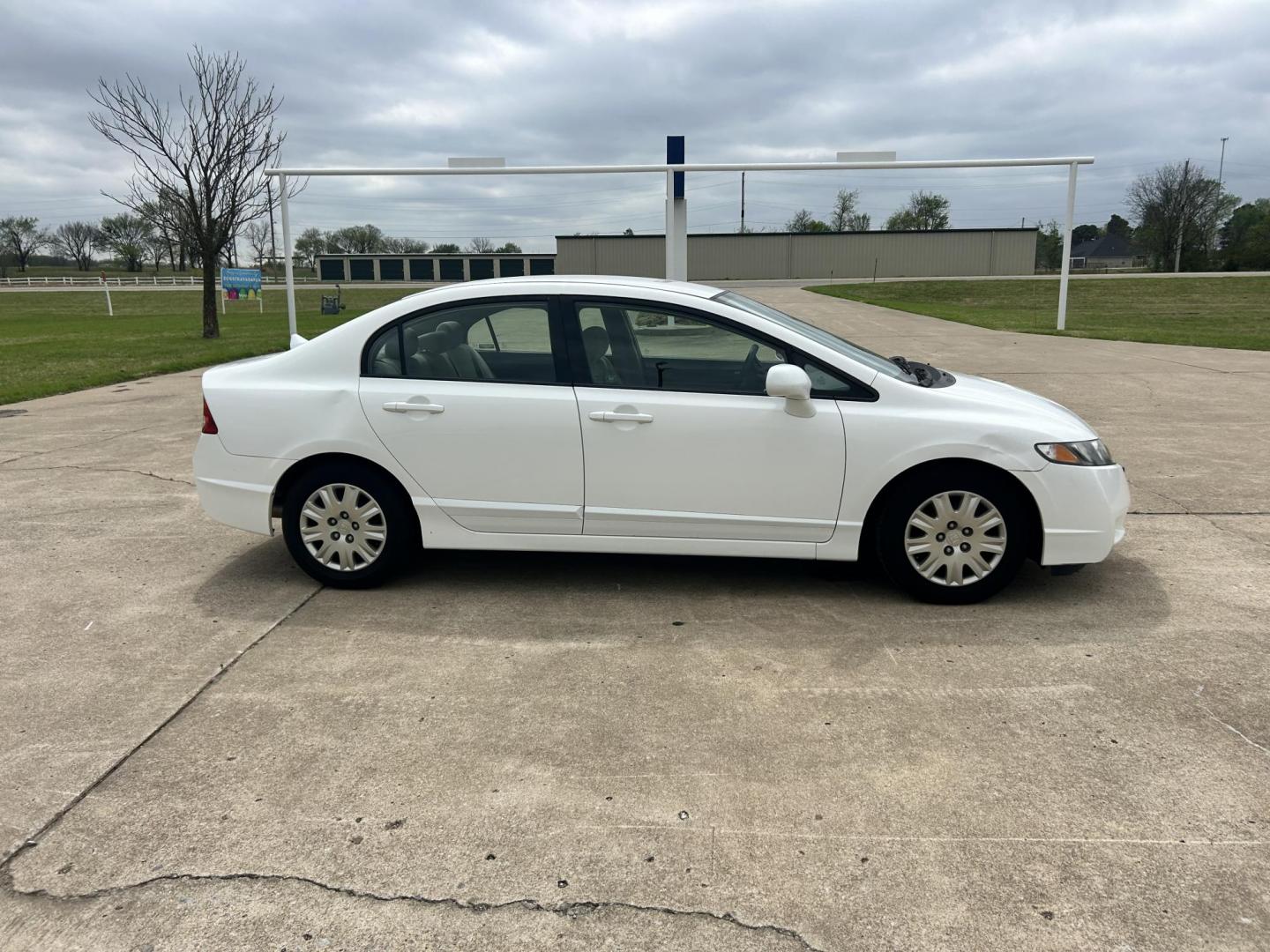 2009 White /Gray Honda Civic GX 5-Speed AT (1HGFA46539L) with an 1.8L L4 SOHC 16V CNG engine, 5-Speed Automatic transmission, located at 17760 Hwy 62, Morris, OK, 74445, (918) 733-4887, 35.609104, -95.877060 - 2009 HONDA CIVIC 1.8L FWD DEDICATED CNG (COMPRESSED NATURAL GAS) VEHICLE. FEATURES REMOTE KEYLESS ENTRY, POWER LOCKS, POWER WINDOWS, POWER MIRRORS, MANUEL SEATS, AM/FM RADIO, CD PLAYER, AUX, CRUISE CONTROL, TRACTION CONTROL, CLOTH SEATS, AND 195/65R15 TIRES. ONLY 24,358 MILES AND HAS A CLEAN TITLE. - Photo#3