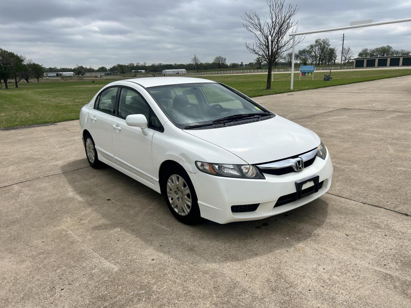 2009 White /Gray Honda Civic GX 5-Speed AT (1HGFA46539L) with an 1.8L L4 SOHC 16V CNG engine, 5-Speed Automatic transmission, located at 17760 Hwy 62, Morris, OK, 74445, (918) 733-4887, 35.609104, -95.877060 - 2009 HONDA CIVIC 1.8L FWD DEDICATED CNG (COMPRESSED NATURAL GAS) VEHICLE. FEATURES REMOTE KEYLESS ENTRY, POWER LOCKS, POWER WINDOWS, POWER MIRRORS, MANUEL SEATS, AM/FM RADIO, CD PLAYER, AUX, CRUISE CONTROL, TRACTION CONTROL, CLOTH SEATS, AND 195/65R15 TIRES. ONLY 24,358 MILES AND HAS A CLEAN TITLE. - Photo#2
