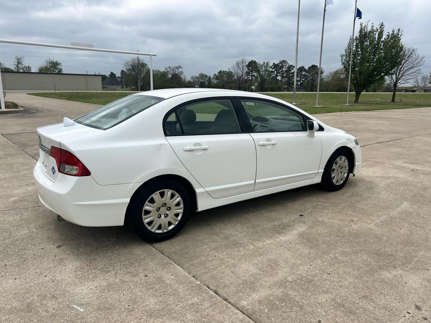 2009 White /Gray Honda Civic GX 5-Speed AT (1HGFA46539L) with an 1.8L L4 SOHC 16V CNG engine, 5-Speed Automatic transmission, located at 17760 Hwy 62, Morris, OK, 74445, (918) 733-4887, 35.609104, -95.877060 - 2009 HONDA CIVIC 1.8L FWD DEDICATED CNG (COMPRESSED NATURAL GAS) VEHICLE. FEATURES REMOTE KEYLESS ENTRY, POWER LOCKS, POWER WINDOWS, POWER MIRRORS, MANUEL SEATS, AM/FM RADIO, CD PLAYER, AUX, CRUISE CONTROL, TRACTION CONTROL, CLOTH SEATS, AND 195/65R15 TIRES. ONLY 24,358 MILES AND HAS A CLEAN TITLE. - Photo#4