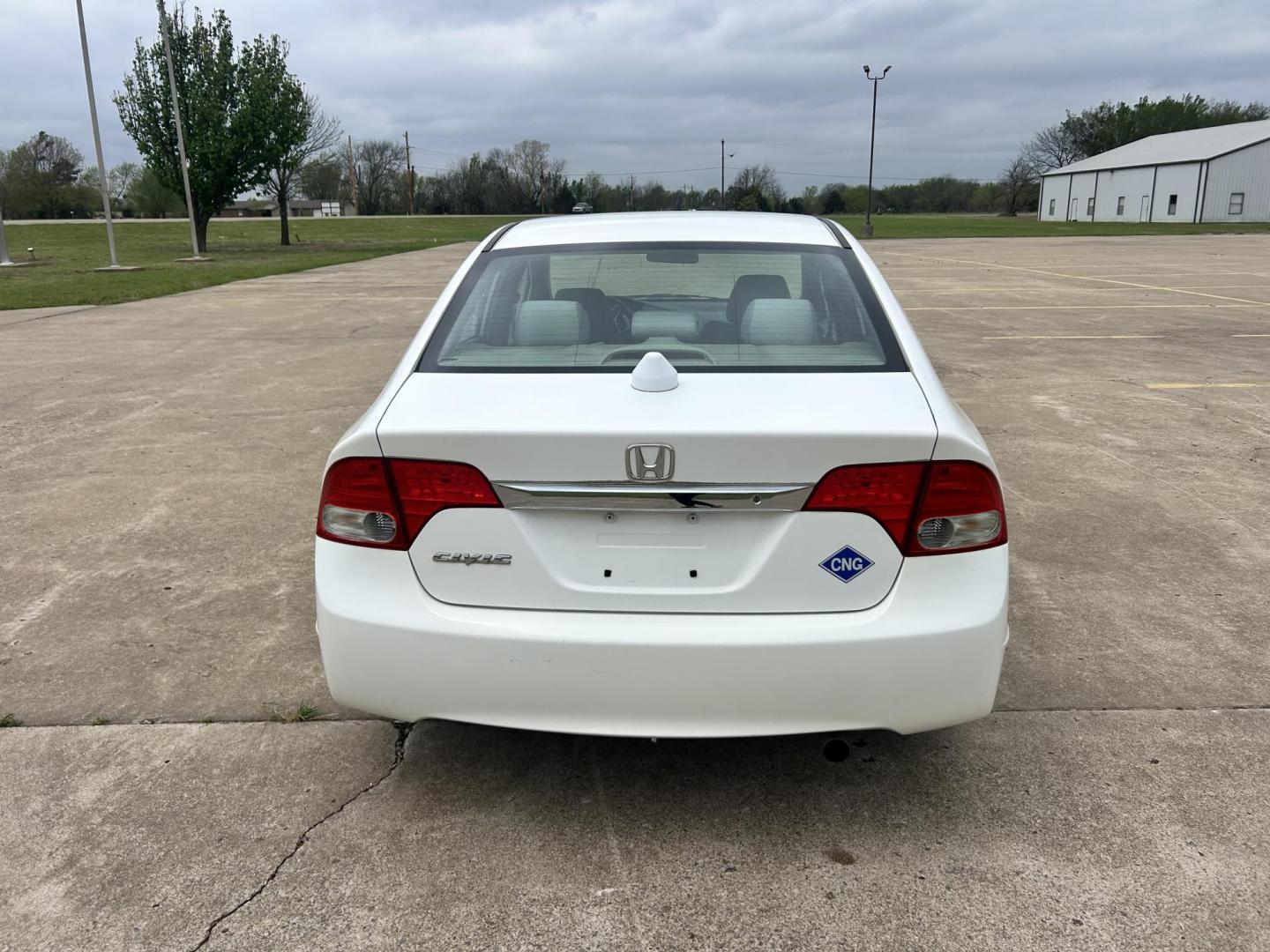 2009 White /Gray Honda Civic GX 5-Speed AT (1HGFA46539L) with an 1.8L L4 SOHC 16V CNG engine, 5-Speed Automatic transmission, located at 17760 Hwy 62, Morris, OK, 74445, (918) 733-4887, 35.609104, -95.877060 - 2009 HONDA CIVIC 1.8L FWD DEDICATED CNG (COMPRESSED NATURAL GAS) VEHICLE. FEATURES REMOTE KEYLESS ENTRY, POWER LOCKS, POWER WINDOWS, POWER MIRRORS, MANUEL SEATS, AM/FM RADIO, CD PLAYER, AUX, CRUISE CONTROL, TRACTION CONTROL, CLOTH SEATS, AND 195/65R15 TIRES. ONLY 24,358 MILES AND HAS A CLEAN TITLE. - Photo#5