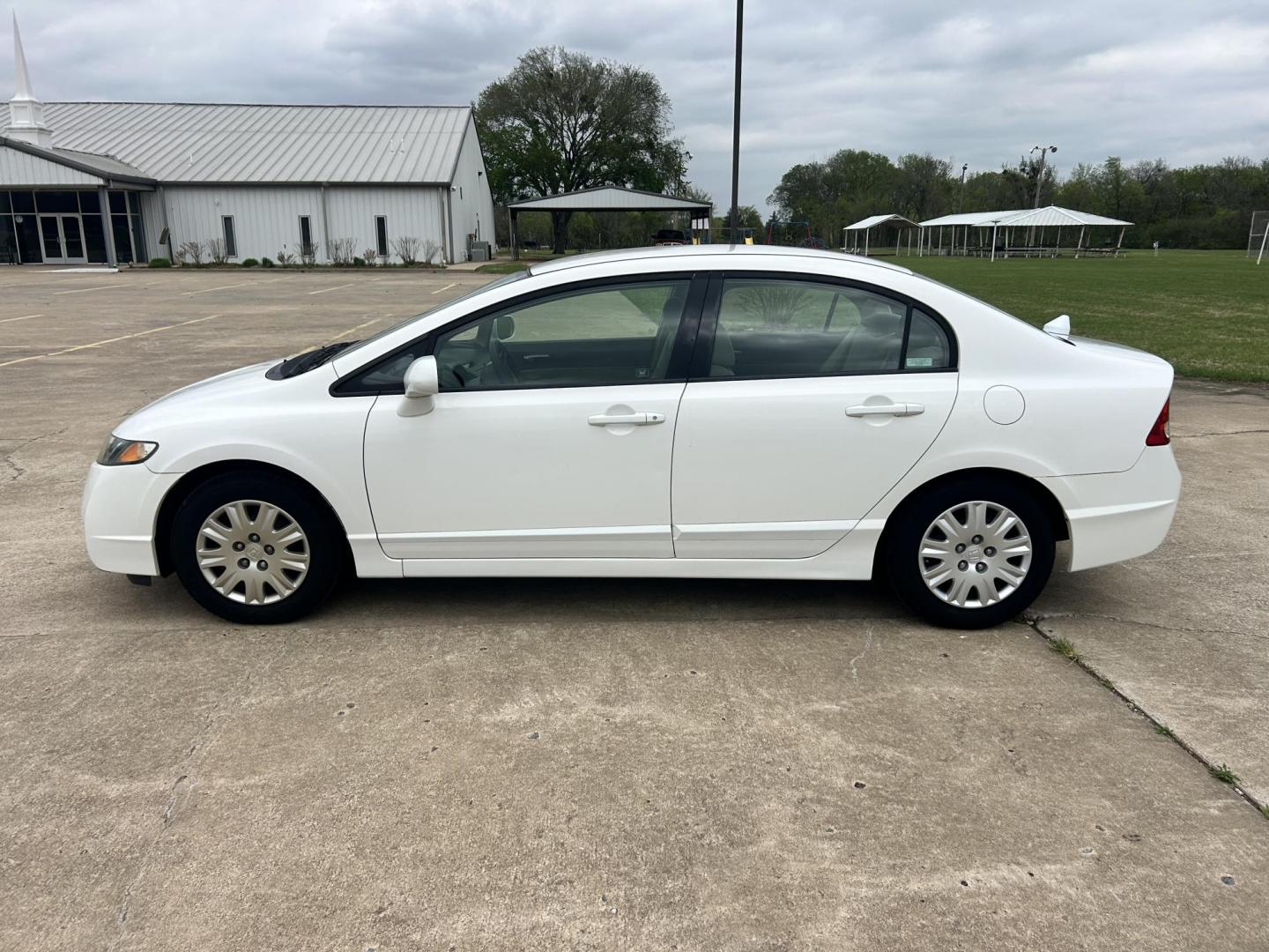 2009 White /Gray Honda Civic GX 5-Speed AT (1HGFA46539L) with an 1.8L L4 SOHC 16V CNG engine, 5-Speed Automatic transmission, located at 17760 Hwy 62, Morris, OK, 74445, (918) 733-4887, 35.609104, -95.877060 - 2009 HONDA CIVIC 1.8L FWD DEDICATED CNG (COMPRESSED NATURAL GAS) VEHICLE. FEATURES REMOTE KEYLESS ENTRY, POWER LOCKS, POWER WINDOWS, POWER MIRRORS, MANUEL SEATS, AM/FM RADIO, CD PLAYER, AUX, CRUISE CONTROL, TRACTION CONTROL, CLOTH SEATS, AND 195/65R15 TIRES. ONLY 24,358 MILES AND HAS A CLEAN TITLE. - Photo#7