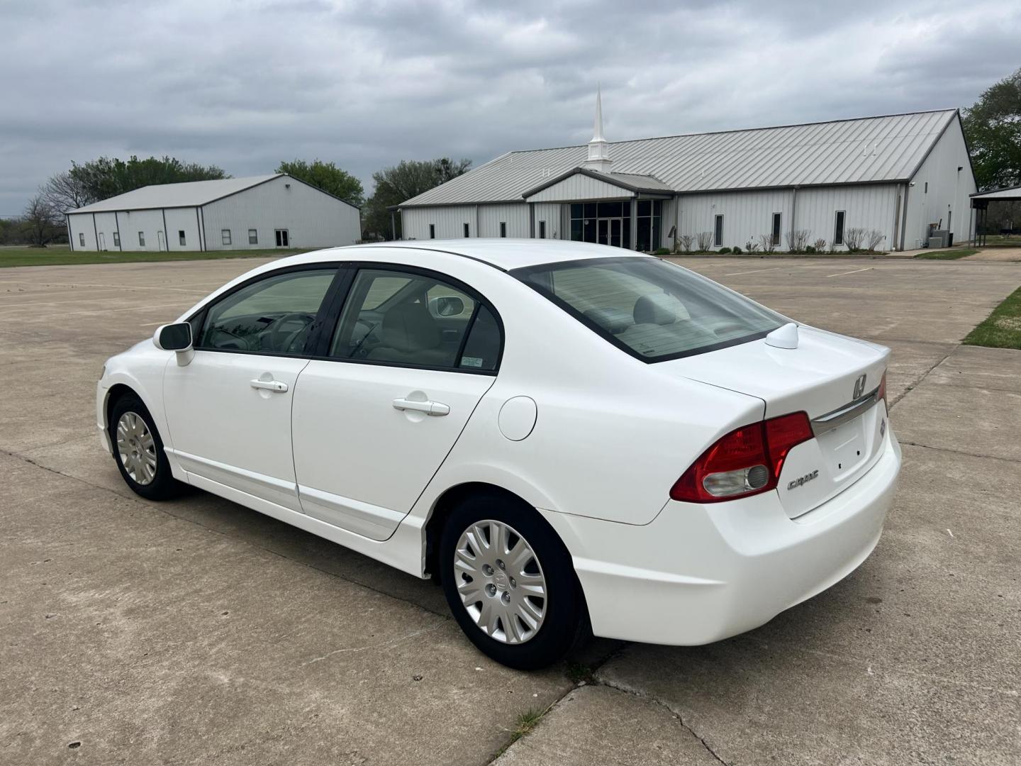 2009 White /Gray Honda Civic GX 5-Speed AT (1HGFA46539L) with an 1.8L L4 SOHC 16V CNG engine, 5-Speed Automatic transmission, located at 17760 Hwy 62, Morris, OK, 74445, (918) 733-4887, 35.609104, -95.877060 - 2009 HONDA CIVIC 1.8L FWD DEDICATED CNG (COMPRESSED NATURAL GAS) VEHICLE. FEATURES REMOTE KEYLESS ENTRY, POWER LOCKS, POWER WINDOWS, POWER MIRRORS, MANUEL SEATS, AM/FM RADIO, CD PLAYER, AUX, CRUISE CONTROL, TRACTION CONTROL, CLOTH SEATS, AND 195/65R15 TIRES. ONLY 24,358 MILES AND HAS A CLEAN TITLE. - Photo#6