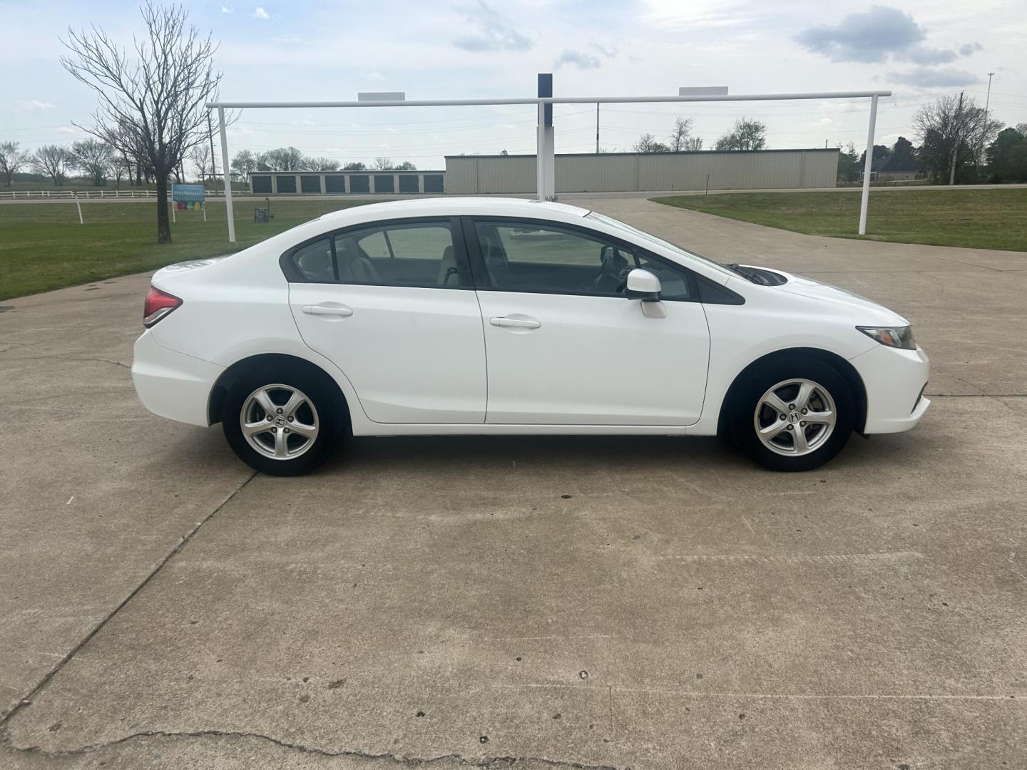 2013 White /Gray Honda Civic (19XFB5F53DE) with an 1.8L L4 SOHC 16V CNG engine, 5A transmission, located at 17760 Hwy 62, Morris, OK, 74445, (918) 733-4887, 35.609104, -95.877060 - 2013 HONDA CIVIC DEDICATED CNG (RUNS ONLY ON COMPRESSED NATURAL GAS) HAS A 1.8L 4 CYLINDER ENGINE AND IS 2WD. FEATURES MANUAL SEATS, POWER LOCKS, POWER MIRRORS, POWER WINDOWS. HAS AM/FM RADIO, CD PLAYER, AUX PORT, CRUISE CONTROL, MULTI-FUNCTION STEERING WHEEL CONTROL, AND TRACTION CONTROL. ONLY 53,4 - Photo#3