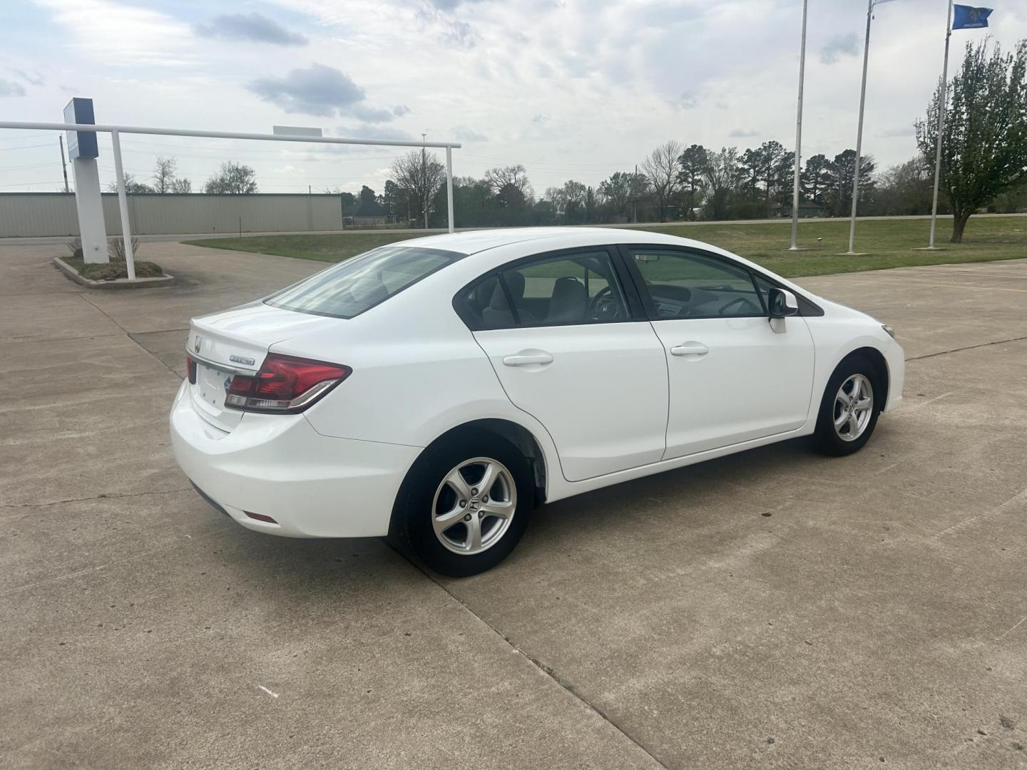 2013 White /Gray Honda Civic (19XFB5F53DE) with an 1.8L L4 SOHC 16V CNG engine, 5A transmission, located at 17760 Hwy 62, Morris, OK, 74445, (918) 733-4887, 35.609104, -95.877060 - 2013 HONDA CIVIC DEDICATED CNG (RUNS ONLY ON COMPRESSED NATURAL GAS) HAS A 1.8L 4 CYLINDER ENGINE AND IS 2WD. FEATURES MANUAL SEATS, POWER LOCKS, POWER MIRRORS, POWER WINDOWS. HAS AM/FM RADIO, CD PLAYER, AUX PORT, CRUISE CONTROL, MULTI-FUNCTION STEERING WHEEL CONTROL, AND TRACTION CONTROL. ONLY 53,4 - Photo#4