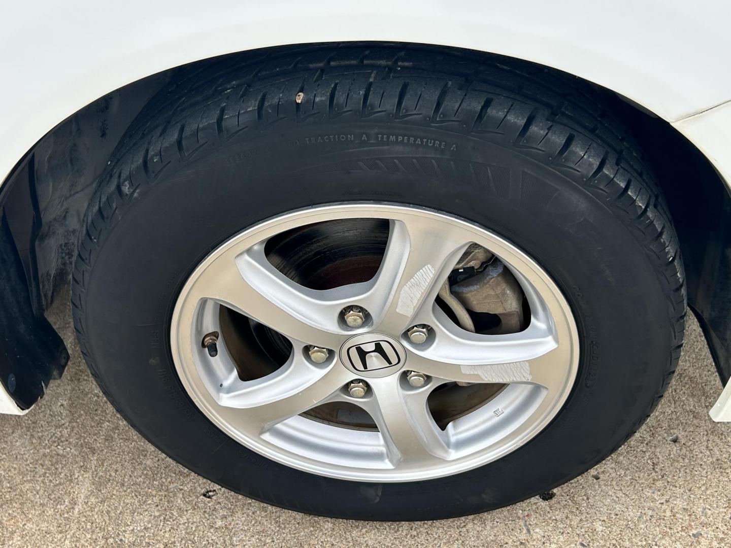 2013 White /Gray Honda Civic (19XFB5F53DE) with an 1.8L L4 SOHC 16V CNG engine, 5A transmission, located at 17760 Hwy 62, Morris, OK, 74445, (918) 733-4887, 35.609104, -95.877060 - 2013 HONDA CIVIC DEDICATED CNG (RUNS ONLY ON COMPRESSED NATURAL GAS) HAS A 1.8L 4 CYLINDER ENGINE AND IS 2WD. FEATURES MANUAL SEATS, POWER LOCKS, POWER MIRRORS, POWER WINDOWS. HAS AM/FM RADIO, CD PLAYER, AUX PORT, CRUISE CONTROL, MULTI-FUNCTION STEERING WHEEL CONTROL, AND TRACTION CONTROL. ONLY 53,4 - Photo#20