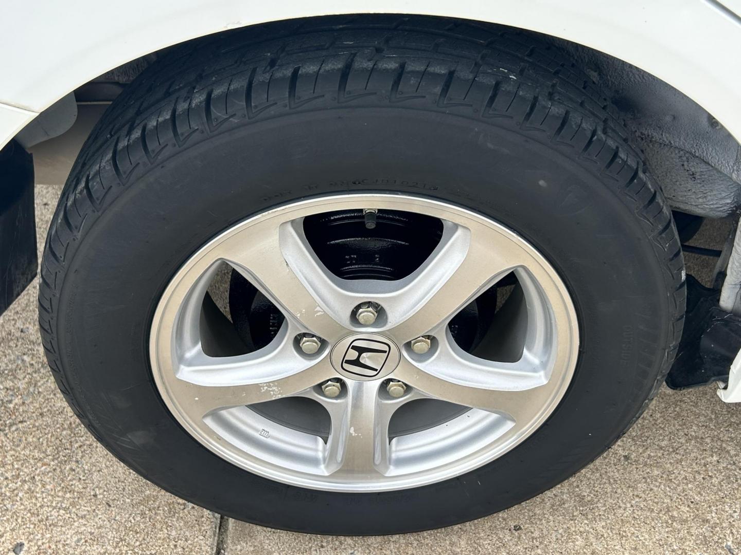 2013 White /Gray Honda Civic (19XFB5F53DE) with an 1.8L L4 SOHC 16V CNG engine, 5A transmission, located at 17760 Hwy 62, Morris, OK, 74445, (918) 733-4887, 35.609104, -95.877060 - 2013 HONDA CIVIC DEDICATED CNG (RUNS ONLY ON COMPRESSED NATURAL GAS) HAS A 1.8L 4 CYLINDER ENGINE AND IS 2WD. FEATURES MANUAL SEATS, POWER LOCKS, POWER MIRRORS, POWER WINDOWS. HAS AM/FM RADIO, CD PLAYER, AUX PORT, CRUISE CONTROL, MULTI-FUNCTION STEERING WHEEL CONTROL, AND TRACTION CONTROL. ONLY 53,4 - Photo#21