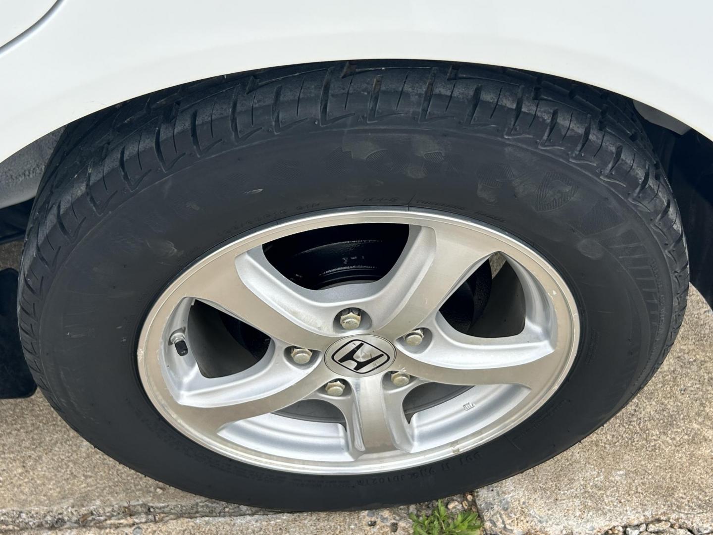 2013 White /Gray Honda Civic (19XFB5F53DE) with an 1.8L L4 SOHC 16V CNG engine, 5A transmission, located at 17760 Hwy 62, Morris, OK, 74445, (918) 733-4887, 35.609104, -95.877060 - 2013 HONDA CIVIC DEDICATED CNG (RUNS ONLY ON COMPRESSED NATURAL GAS) HAS A 1.8L 4 CYLINDER ENGINE AND IS 2WD. FEATURES MANUAL SEATS, POWER LOCKS, POWER MIRRORS, POWER WINDOWS. HAS AM/FM RADIO, CD PLAYER, AUX PORT, CRUISE CONTROL, MULTI-FUNCTION STEERING WHEEL CONTROL, AND TRACTION CONTROL. ONLY 53,4 - Photo#22