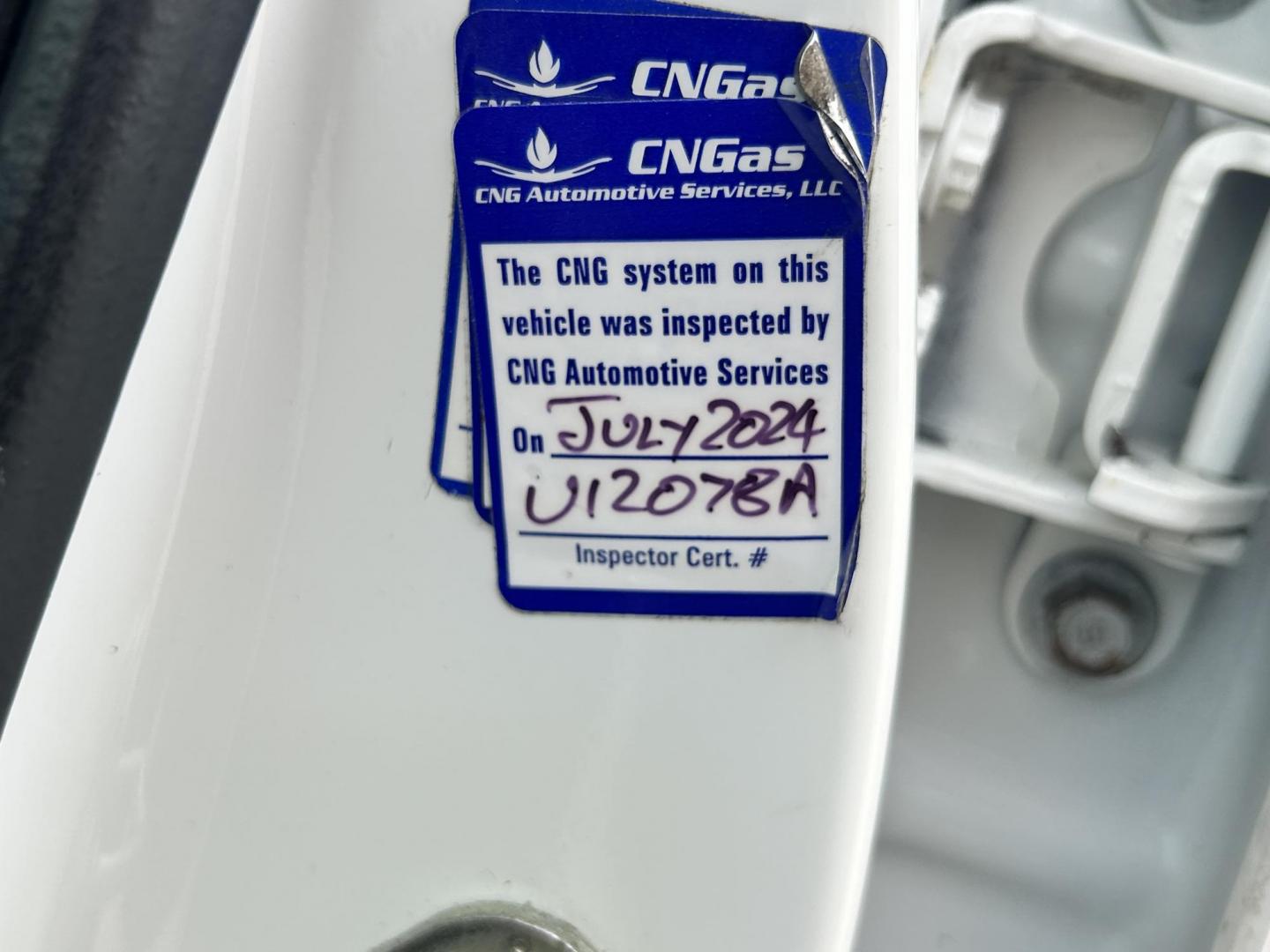 2013 White /Gray Honda Civic (19XFB5F53DE) with an 1.8L L4 SOHC 16V CNG engine, 5A transmission, located at 17760 Hwy 62, Morris, OK, 74445, (918) 733-4887, 35.609104, -95.877060 - 2013 HONDA CIVIC DEDICATED CNG (RUNS ONLY ON COMPRESSED NATURAL GAS) HAS A 1.8L 4 CYLINDER ENGINE AND IS 2WD. FEATURES MANUAL SEATS, POWER LOCKS, POWER MIRRORS, POWER WINDOWS. HAS AM/FM RADIO, CD PLAYER, AUX PORT, CRUISE CONTROL, MULTI-FUNCTION STEERING WHEEL CONTROL, AND TRACTION CONTROL. ONLY 53,4 - Photo#24