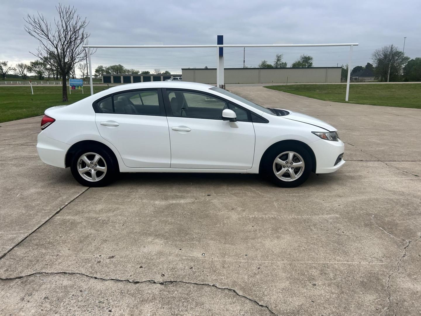 2013 White /Gray Honda Civic (19XFB5F5XDE) with an 1.8L L4 SOHC 16V CNG engine, 5A transmission, located at 17760 Hwy 62, Morris, OK, 74445, (918) 733-4887, 35.609104, -95.877060 - 2013 HONDA CIVIC DEDICATED CNG (RUNS ONLY ON COMPRESSED NATURAL GAS) HAS A 1.8L 4 CYLINDER ENGINE AND IS 2WD. FEATURES MANUAL SEATS, POWER LOCKS, POWER MIRRORS, POWER WINDOWS. HAS AM/FM RADIO, CD PLAYER, AUX PORT, CRUISE CONTROL, MULTI-FUNCTION STEERING WHEEL CONTROL, BACKUP CAMERA AND TRACTION CON - Photo#3