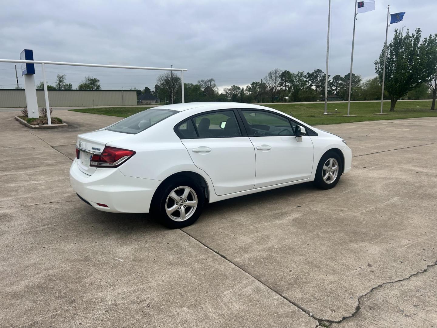 2013 White /Gray Honda Civic (19XFB5F5XDE) with an 1.8L L4 SOHC 16V CNG engine, 5A transmission, located at 17760 Hwy 62, Morris, OK, 74445, (918) 733-4887, 35.609104, -95.877060 - 2013 HONDA CIVIC DEDICATED CNG (RUNS ONLY ON COMPRESSED NATURAL GAS) HAS A 1.8L 4 CYLINDER ENGINE AND IS 2WD. FEATURES MANUAL SEATS, POWER LOCKS, POWER MIRRORS, POWER WINDOWS. HAS AM/FM RADIO, CD PLAYER, AUX PORT, CRUISE CONTROL, MULTI-FUNCTION STEERING WHEEL CONTROL, BACKUP CAMERA AND TRACTION CON - Photo#4