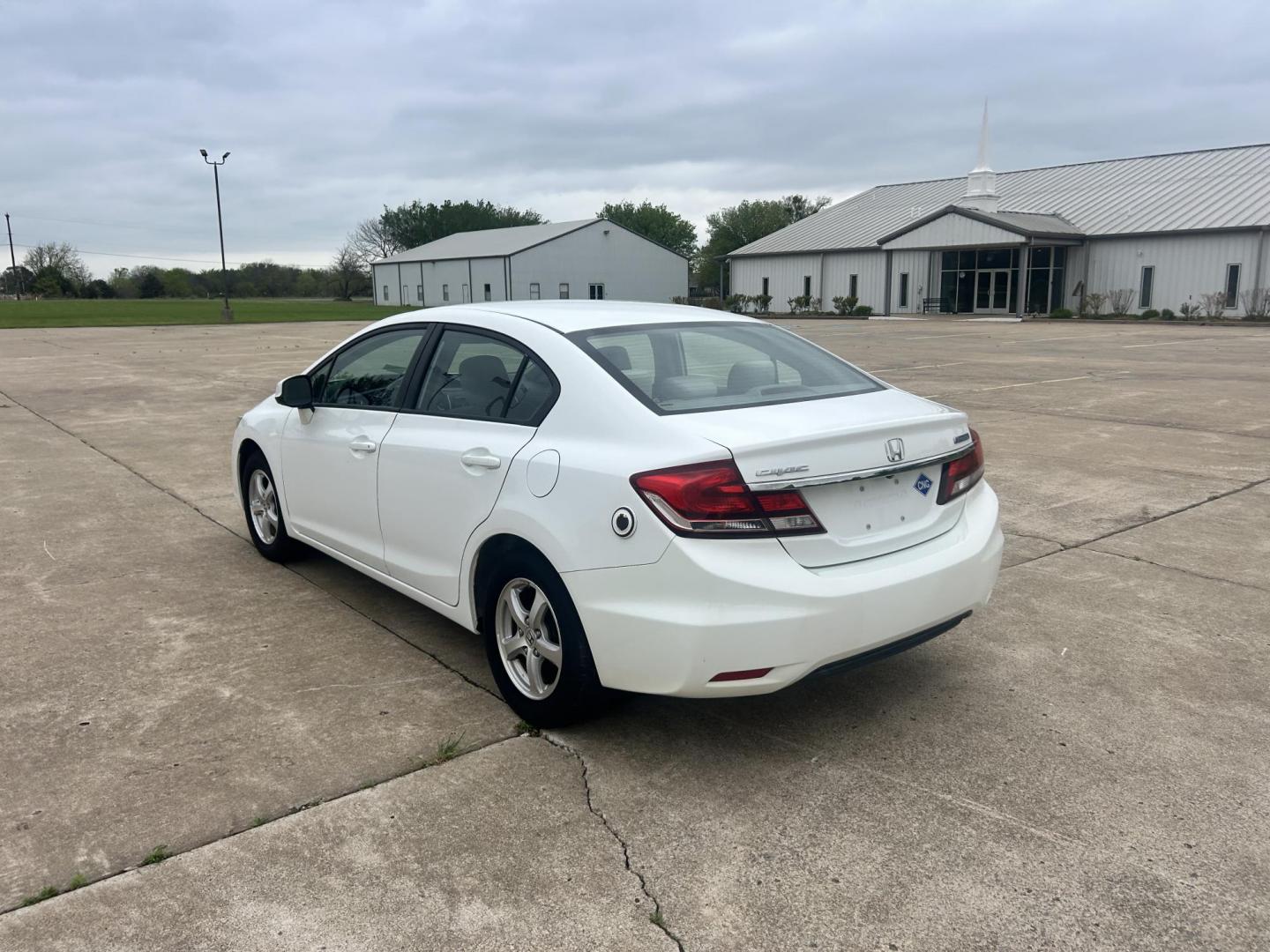 2013 White /Gray Honda Civic (19XFB5F5XDE) with an 1.8L L4 SOHC 16V CNG engine, 5A transmission, located at 17760 Hwy 62, Morris, OK, 74445, (918) 733-4887, 35.609104, -95.877060 - 2013 HONDA CIVIC DEDICATED CNG (RUNS ONLY ON COMPRESSED NATURAL GAS) HAS A 1.8L 4 CYLINDER ENGINE AND IS 2WD. FEATURES MANUAL SEATS, POWER LOCKS, POWER MIRRORS, POWER WINDOWS. HAS AM/FM RADIO, CD PLAYER, AUX PORT, CRUISE CONTROL, MULTI-FUNCTION STEERING WHEEL CONTROL, BACKUP CAMERA AND TRACTION CON - Photo#6