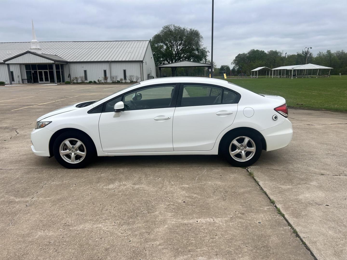 2013 White /Gray Honda Civic (19XFB5F5XDE) with an 1.8L L4 SOHC 16V CNG engine, 5A transmission, located at 17760 Hwy 62, Morris, OK, 74445, (918) 733-4887, 35.609104, -95.877060 - 2013 HONDA CIVIC DEDICATED CNG (RUNS ONLY ON COMPRESSED NATURAL GAS) HAS A 1.8L 4 CYLINDER ENGINE AND IS 2WD. FEATURES MANUAL SEATS, POWER LOCKS, POWER MIRRORS, POWER WINDOWS. HAS AM/FM RADIO, CD PLAYER, AUX PORT, CRUISE CONTROL, MULTI-FUNCTION STEERING WHEEL CONTROL, BACKUP CAMERA AND TRACTION CON - Photo#7