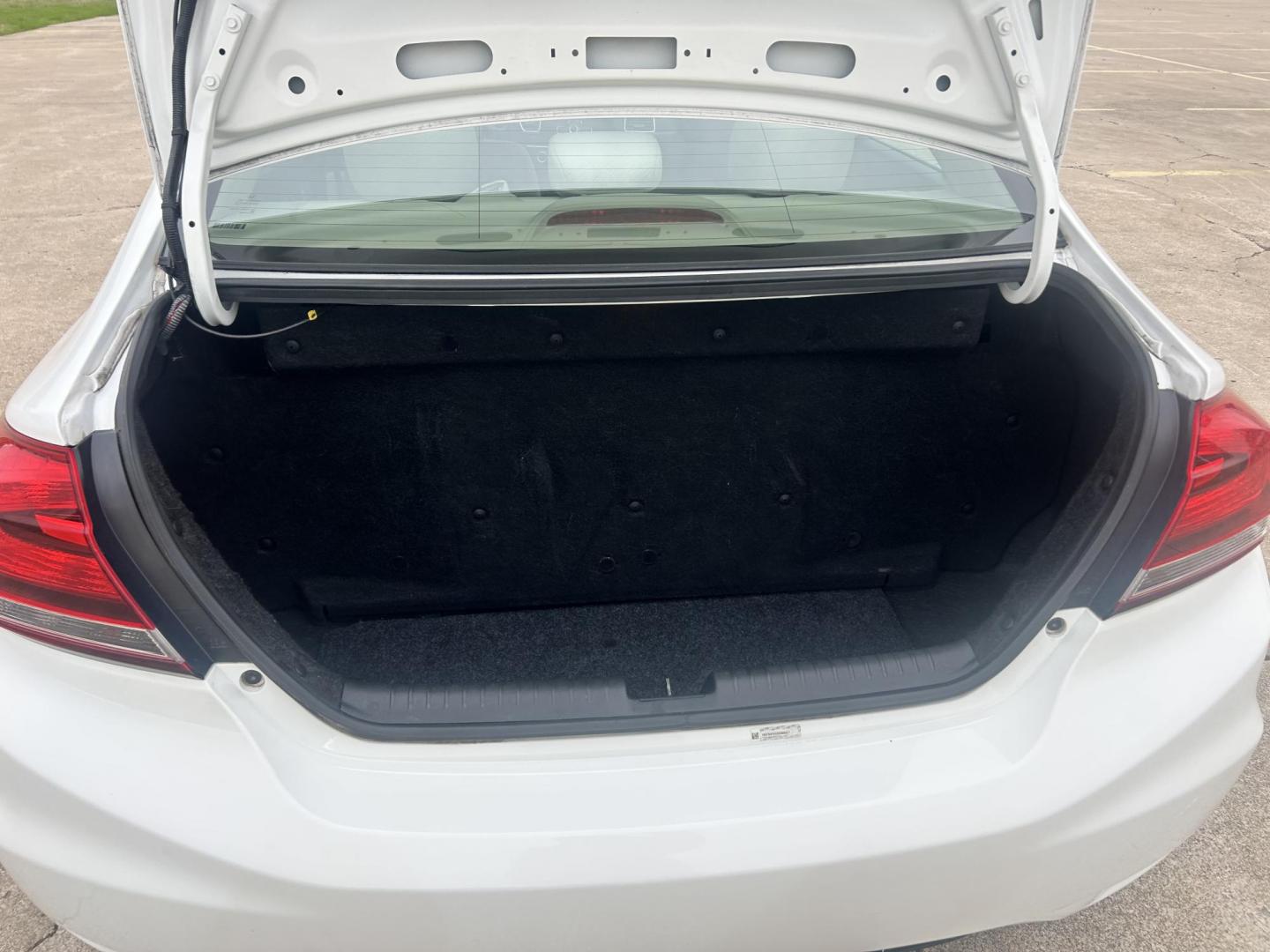 2013 White /Gray Honda Civic (19XFB5F5XDE) with an 1.8L L4 SOHC 16V CNG engine, 5A transmission, located at 17760 Hwy 62, Morris, OK, 74445, (918) 733-4887, 35.609104, -95.877060 - 2013 HONDA CIVIC DEDICATED CNG (RUNS ONLY ON COMPRESSED NATURAL GAS) HAS A 1.8L 4 CYLINDER ENGINE AND IS 2WD. FEATURES MANUAL SEATS, POWER LOCKS, POWER MIRRORS, POWER WINDOWS. HAS AM/FM RADIO, CD PLAYER, AUX PORT, CRUISE CONTROL, MULTI-FUNCTION STEERING WHEEL CONTROL, BACKUP CAMERA AND TRACTION CON - Photo#16