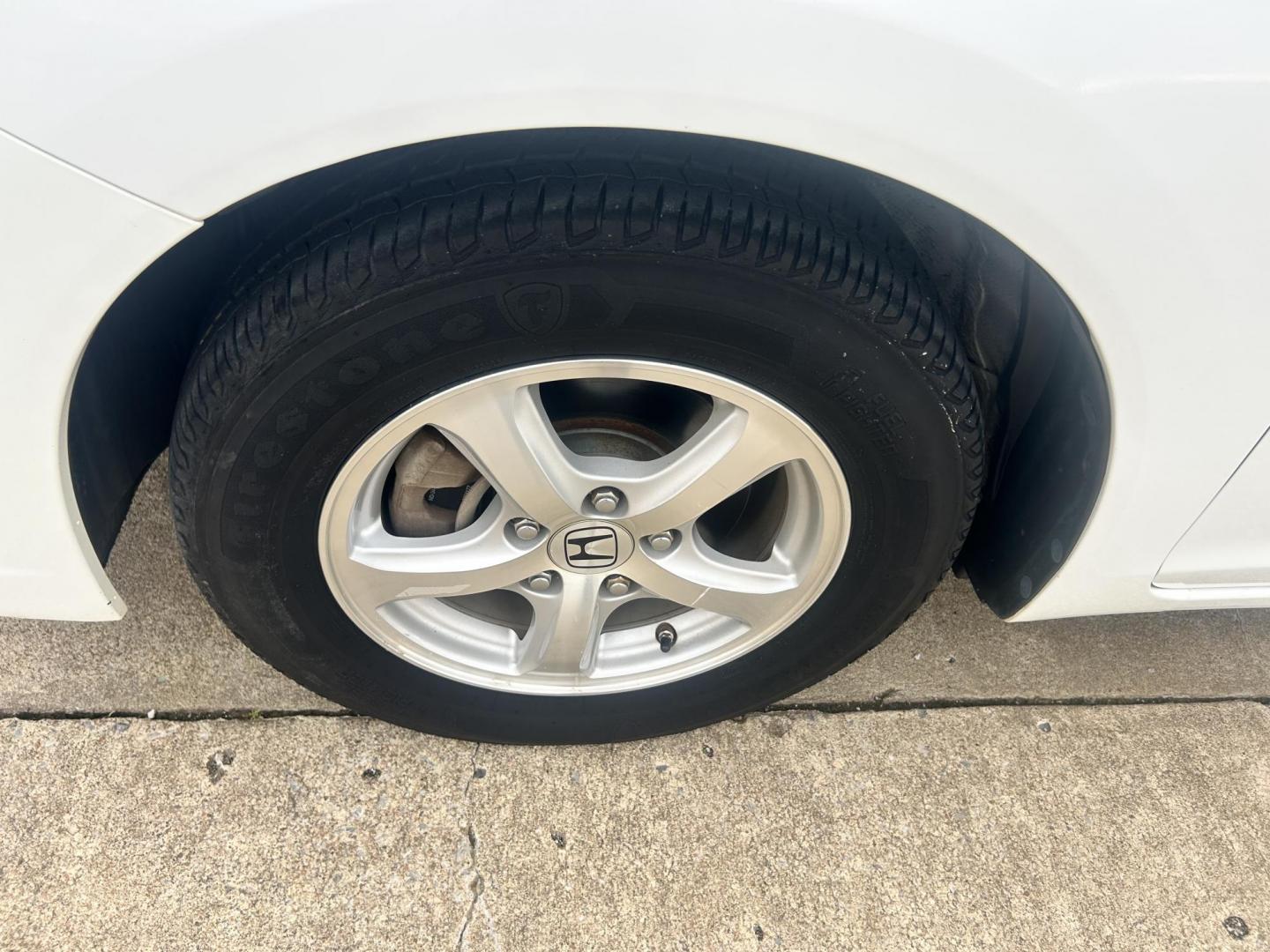 2013 White /Gray Honda Civic (19XFB5F5XDE) with an 1.8L L4 SOHC 16V CNG engine, 5A transmission, located at 17760 Hwy 62, Morris, OK, 74445, (918) 733-4887, 35.609104, -95.877060 - 2013 HONDA CIVIC DEDICATED CNG (RUNS ONLY ON COMPRESSED NATURAL GAS) HAS A 1.8L 4 CYLINDER ENGINE AND IS 2WD. FEATURES MANUAL SEATS, POWER LOCKS, POWER MIRRORS, POWER WINDOWS. HAS AM/FM RADIO, CD PLAYER, AUX PORT, CRUISE CONTROL, MULTI-FUNCTION STEERING WHEEL CONTROL, BACKUP CAMERA AND TRACTION CON - Photo#20