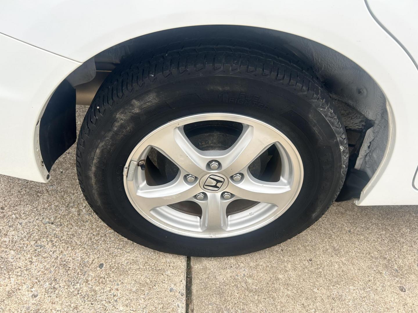 2013 White /Gray Honda Civic (19XFB5F5XDE) with an 1.8L L4 SOHC 16V CNG engine, 5A transmission, located at 17760 Hwy 62, Morris, OK, 74445, (918) 733-4887, 35.609104, -95.877060 - 2013 HONDA CIVIC DEDICATED CNG (RUNS ONLY ON COMPRESSED NATURAL GAS) HAS A 1.8L 4 CYLINDER ENGINE AND IS 2WD. FEATURES MANUAL SEATS, POWER LOCKS, POWER MIRRORS, POWER WINDOWS. HAS AM/FM RADIO, CD PLAYER, AUX PORT, CRUISE CONTROL, MULTI-FUNCTION STEERING WHEEL CONTROL, BACKUP CAMERA AND TRACTION CON - Photo#22