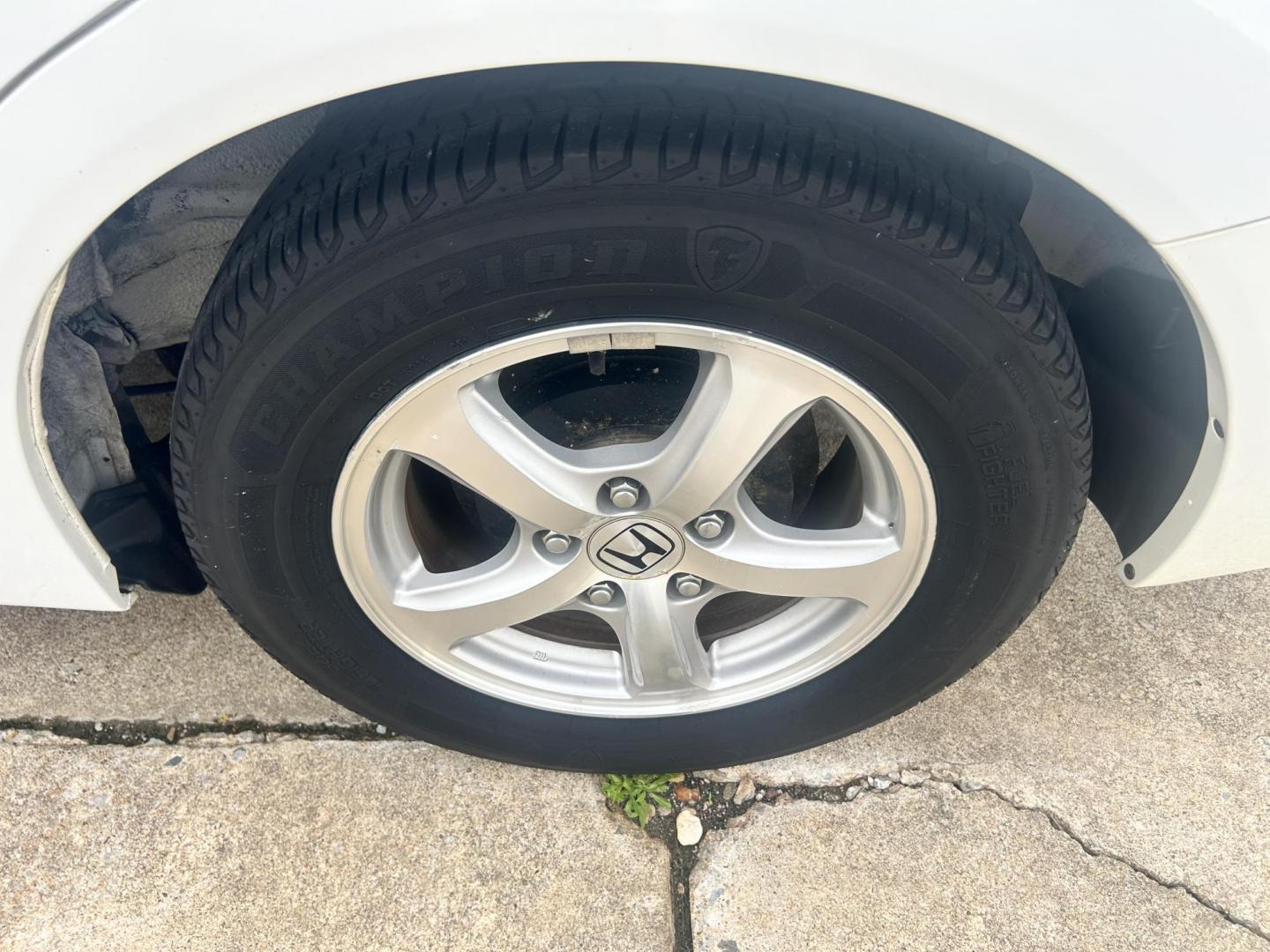 2013 White /Gray Honda Civic (19XFB5F5XDE) with an 1.8L L4 SOHC 16V CNG engine, 5A transmission, located at 17760 Hwy 62, Morris, OK, 74445, (918) 733-4887, 35.609104, -95.877060 - 2013 HONDA CIVIC DEDICATED CNG (RUNS ONLY ON COMPRESSED NATURAL GAS) HAS A 1.8L 4 CYLINDER ENGINE AND IS 2WD. FEATURES MANUAL SEATS, POWER LOCKS, POWER MIRRORS, POWER WINDOWS. HAS AM/FM RADIO, CD PLAYER, AUX PORT, CRUISE CONTROL, MULTI-FUNCTION STEERING WHEEL CONTROL, BACKUP CAMERA AND TRACTION CON - Photo#23