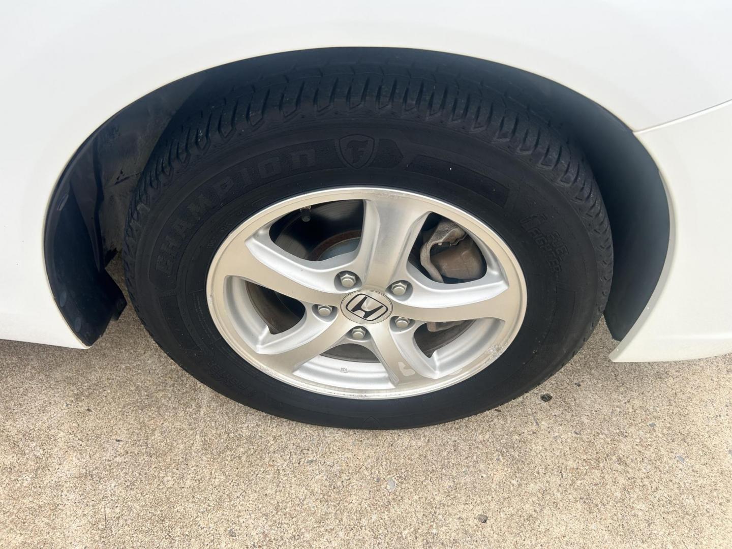 2013 White /Gray Honda Civic (19XFB5F5XDE) with an 1.8L L4 SOHC 16V CNG engine, 5A transmission, located at 17760 Hwy 62, Morris, OK, 74445, (918) 733-4887, 35.609104, -95.877060 - 2013 HONDA CIVIC DEDICATED CNG (RUNS ONLY ON COMPRESSED NATURAL GAS) HAS A 1.8L 4 CYLINDER ENGINE AND IS 2WD. FEATURES MANUAL SEATS, POWER LOCKS, POWER MIRRORS, POWER WINDOWS. HAS AM/FM RADIO, CD PLAYER, AUX PORT, CRUISE CONTROL, MULTI-FUNCTION STEERING WHEEL CONTROL, BACKUP CAMERA AND TRACTION CON - Photo#21