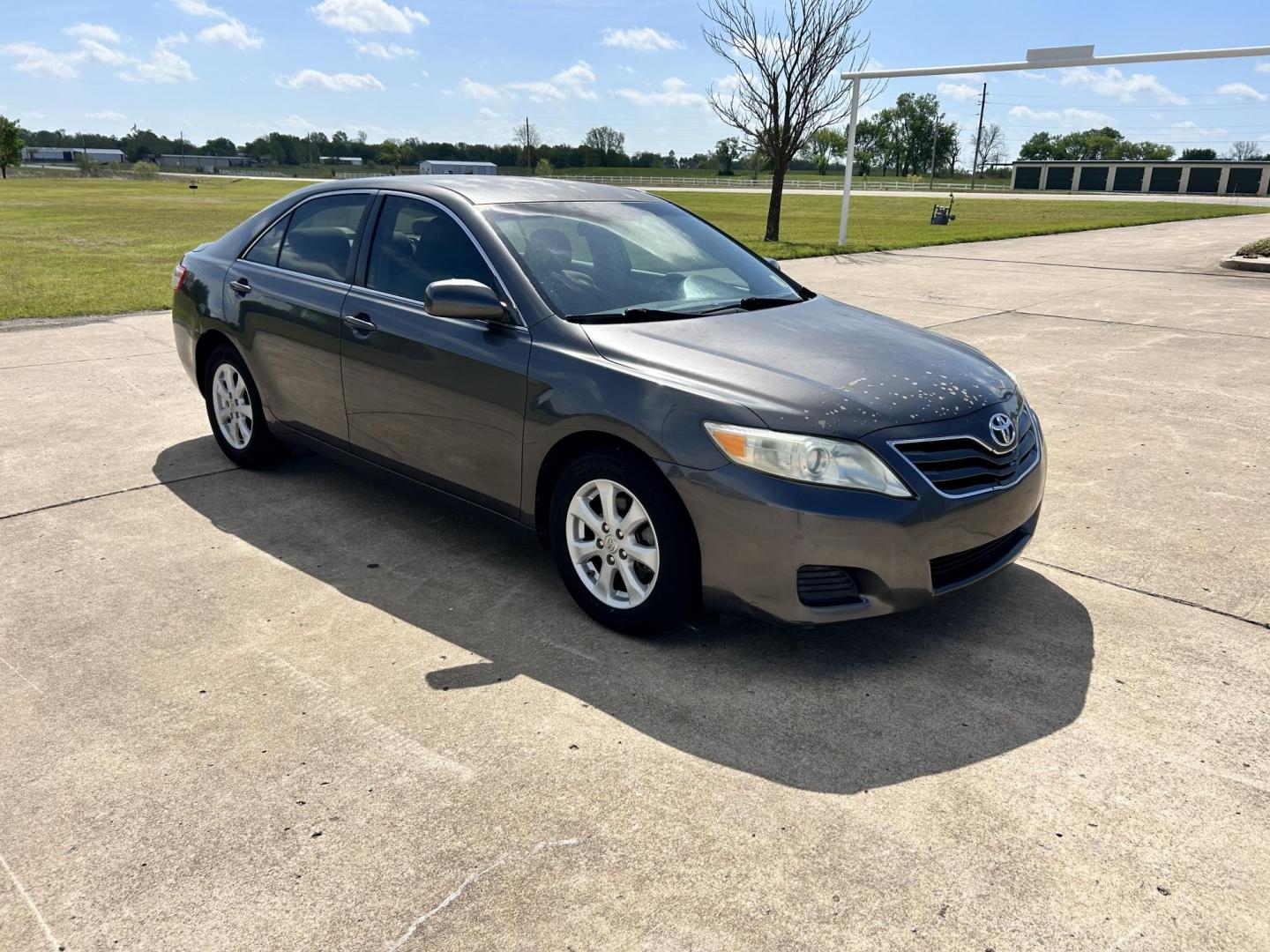 2011 Silver /GRAY Toyota Camry LE (4T4BF3EK2BR) with an 2.5L L4 DOHC 16V engine, 6-Speed Automatic transmission, located at 17760 Hwy 62, Morris, OK, 74445, (918) 733-4887, 35.609104, -95.877060 - 2011 TOYOTA CAMRY LE WITH 2.5L 4 CYLINDER ENGINE. THIS FEATURES KEYLESS ENTRY, CLOTH INTERIOR, POWER DRIVER SEAT, MANUAL PASSENGER SEAT, POWER WINDOWS, POWER LOCKS, AM/FM RADIO, CD PLAYER, AUXILIARY PORT, CRUISE CONTROL, AND TRACTION CONTROL. ONLY HAS 143,089 MILES AND BLACK HAWK 215/60R16 TIRES. - Photo#2