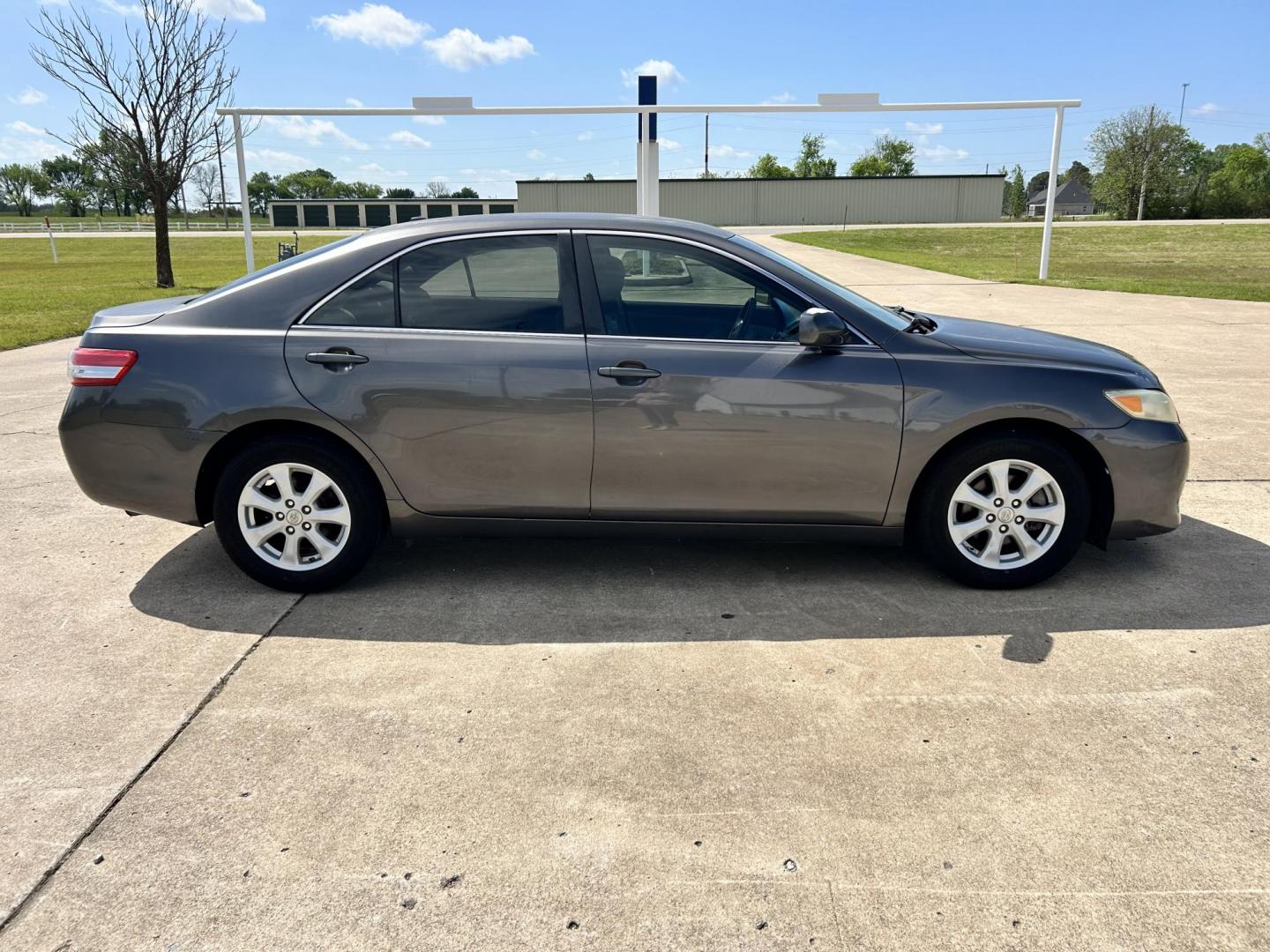 2011 Silver /GRAY Toyota Camry LE (4T4BF3EK2BR) with an 2.5L L4 DOHC 16V engine, 6-Speed Automatic transmission, located at 17760 Hwy 62, Morris, OK, 74445, (918) 733-4887, 35.609104, -95.877060 - 2011 TOYOTA CAMRY LE WITH 2.5L 4 CYLINDER ENGINE. THIS FEATURES KEYLESS ENTRY, CLOTH INTERIOR, POWER DRIVER SEAT, MANUAL PASSENGER SEAT, POWER WINDOWS, POWER LOCKS, AM/FM RADIO, CD PLAYER, AUXILIARY PORT, CRUISE CONTROL, AND TRACTION CONTROL. ONLY HAS 143,089 MILES AND BLACK HAWK 215/60R16 TIRES. - Photo#3