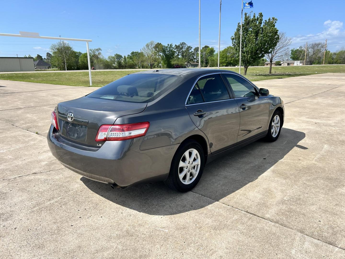 2011 Silver /GRAY Toyota Camry LE (4T4BF3EK2BR) with an 2.5L L4 DOHC 16V engine, 6-Speed Automatic transmission, located at 17760 Hwy 62, Morris, OK, 74445, (918) 733-4887, 35.609104, -95.877060 - 2011 TOYOTA CAMRY LE WITH 2.5L 4 CYLINDER ENGINE. THIS FEATURES KEYLESS ENTRY, CLOTH INTERIOR, POWER DRIVER SEAT, MANUAL PASSENGER SEAT, POWER WINDOWS, POWER LOCKS, AM/FM RADIO, CD PLAYER, AUXILIARY PORT, CRUISE CONTROL, AND TRACTION CONTROL. ONLY HAS 143,089 MILES AND BLACK HAWK 215/60R16 TIRES. - Photo#4