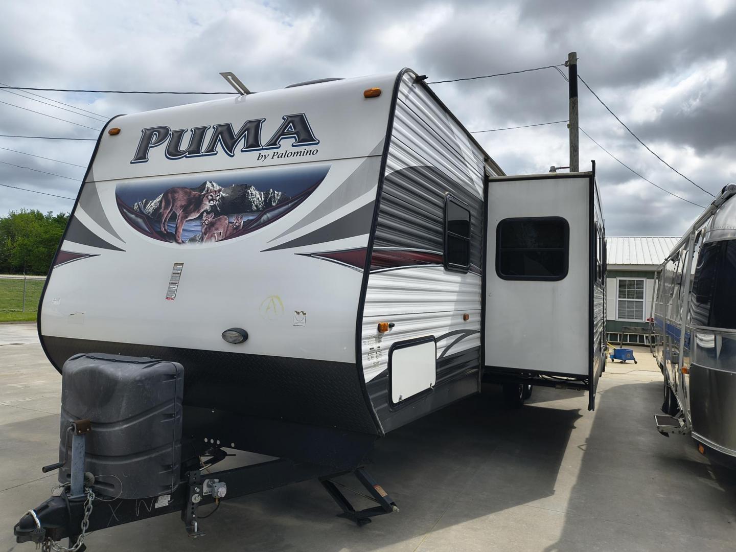 2015 White /BROWN Forest River PUMA 31BHSS 31BHSS (4X4TPUG23FP) , located at 17760 Hwy 62, Morris, OK, 74445, 35.609104, -95.877060 - CAMPING SEASON IS RIGHT AROUND THE CORNER SO CHECK OUT THIS 2015 FOREST RIVER PUMA 31BHSS 34.5FT OVERALL WITH 15FT POWER AWNING. IN THE FRONT IS THE MASTER BEDROOM WITH A QUEEN SIZE BED, STORAGE UNDER THE BED, TWO WARDROBE CLOSETS, AND OVERHEAD CABINETS. IN THE LIVING AND KITCHEN AREA THERE IS A ENT - Photo#5