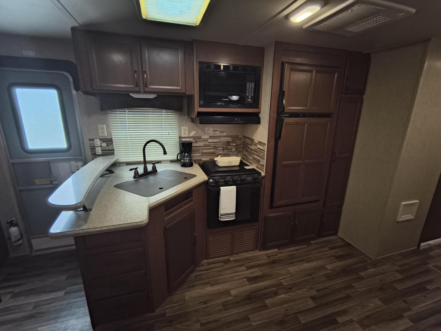 2015 White /BROWN Forest River PUMA 31BHSS 31BHSS (4X4TPUG23FP) , located at 17760 Hwy 62, Morris, OK, 74445, 35.609104, -95.877060 - CAMPING SEASON IS RIGHT AROUND THE CORNER SO CHECK OUT THIS 2015 FOREST RIVER PUMA 31BHSS 34.5FT OVERALL WITH 15FT POWER AWNING. IN THE FRONT IS THE MASTER BEDROOM WITH A QUEEN SIZE BED, STORAGE UNDER THE BED, TWO WARDROBE CLOSETS, AND OVERHEAD CABINETS. IN THE LIVING AND KITCHEN AREA THERE IS A ENT - Photo#22
