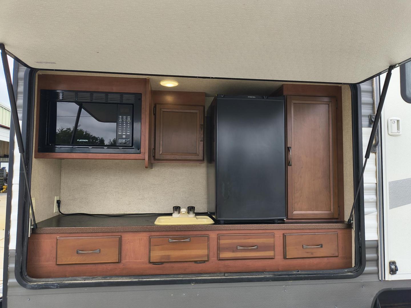 2015 White /BROWN Forest River PUMA 31BHSS 31BHSS (4X4TPUG23FP) , located at 17760 Hwy 62, Morris, OK, 74445, 35.609104, -95.877060 - CAMPING SEASON IS RIGHT AROUND THE CORNER SO CHECK OUT THIS 2015 FOREST RIVER PUMA 31BHSS 34.5FT OVERALL WITH 15FT POWER AWNING. IN THE FRONT IS THE MASTER BEDROOM WITH A QUEEN SIZE BED, STORAGE UNDER THE BED, TWO WARDROBE CLOSETS, AND OVERHEAD CABINETS. IN THE LIVING AND KITCHEN AREA THERE IS A ENT - Photo#45