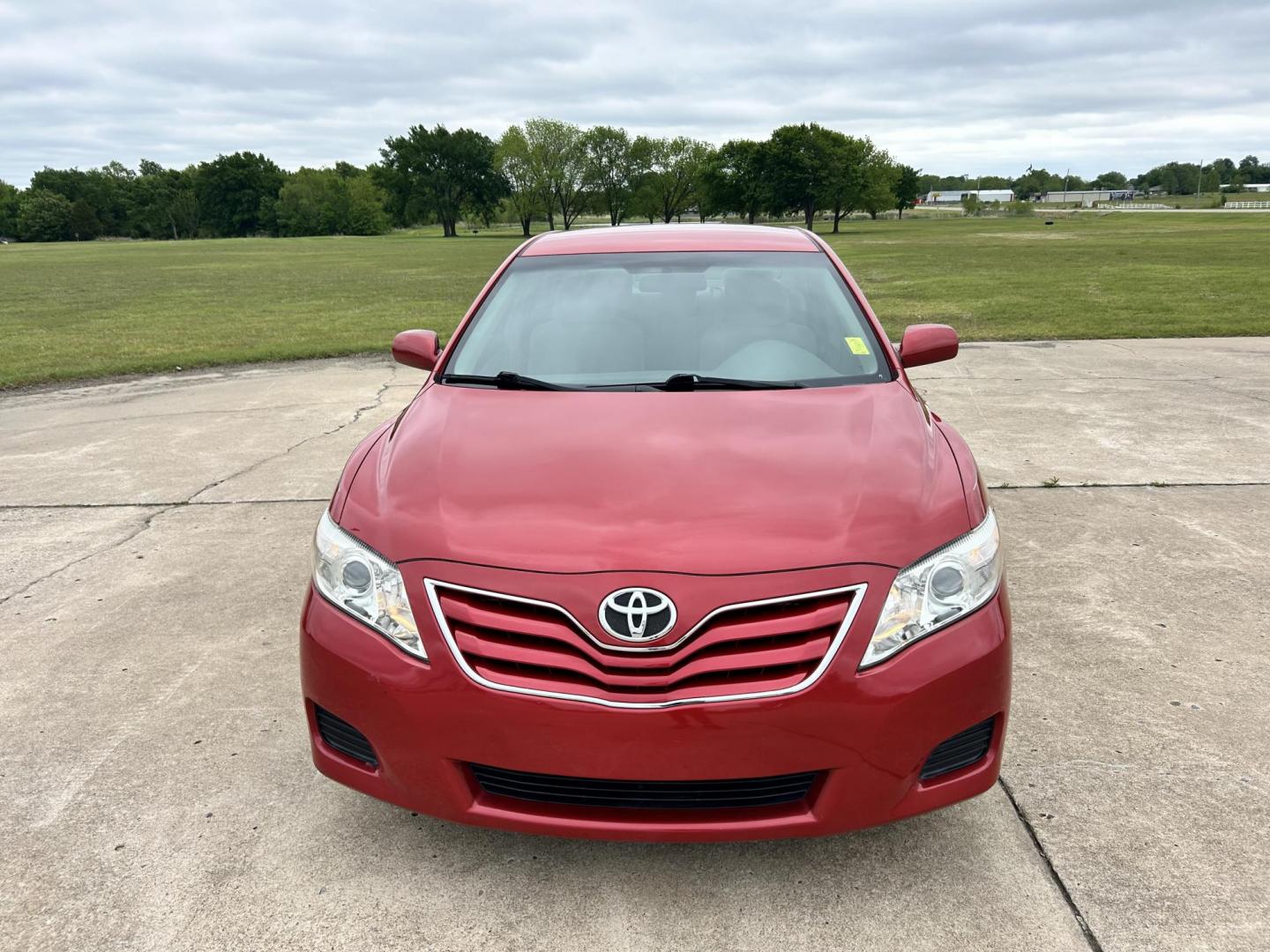 2011 RED /GRAY Toyota Camry LE (4T4BF3EK2BR) with an 2.5L L4 DOHC 16V engine, 6-Speed Automatic transmission, located at 17760 Hwy 62, Morris, OK, 74445, (918) 733-4887, 35.609104, -95.877060 - 2011 TOYOTA CAMRY LE WITH 2.5L 4 CYLINDER ENGINE. THIS FEATURES KEYLESS ENTRY, CLOTH INTERIOR, POWER DRIVER SEAT, MANUAL PASSENGER SEAT, POWER WINDOWS, POWER LOCKS, AM/FM RADIO, CD PLAYER, AUXILIARY PORT, CRUISE CONTROL, AND TRACTION CONTROL. ONLY HAS 91,152 MILES AND FIRETONE 215/65R16 TIRES. ** - Photo#1