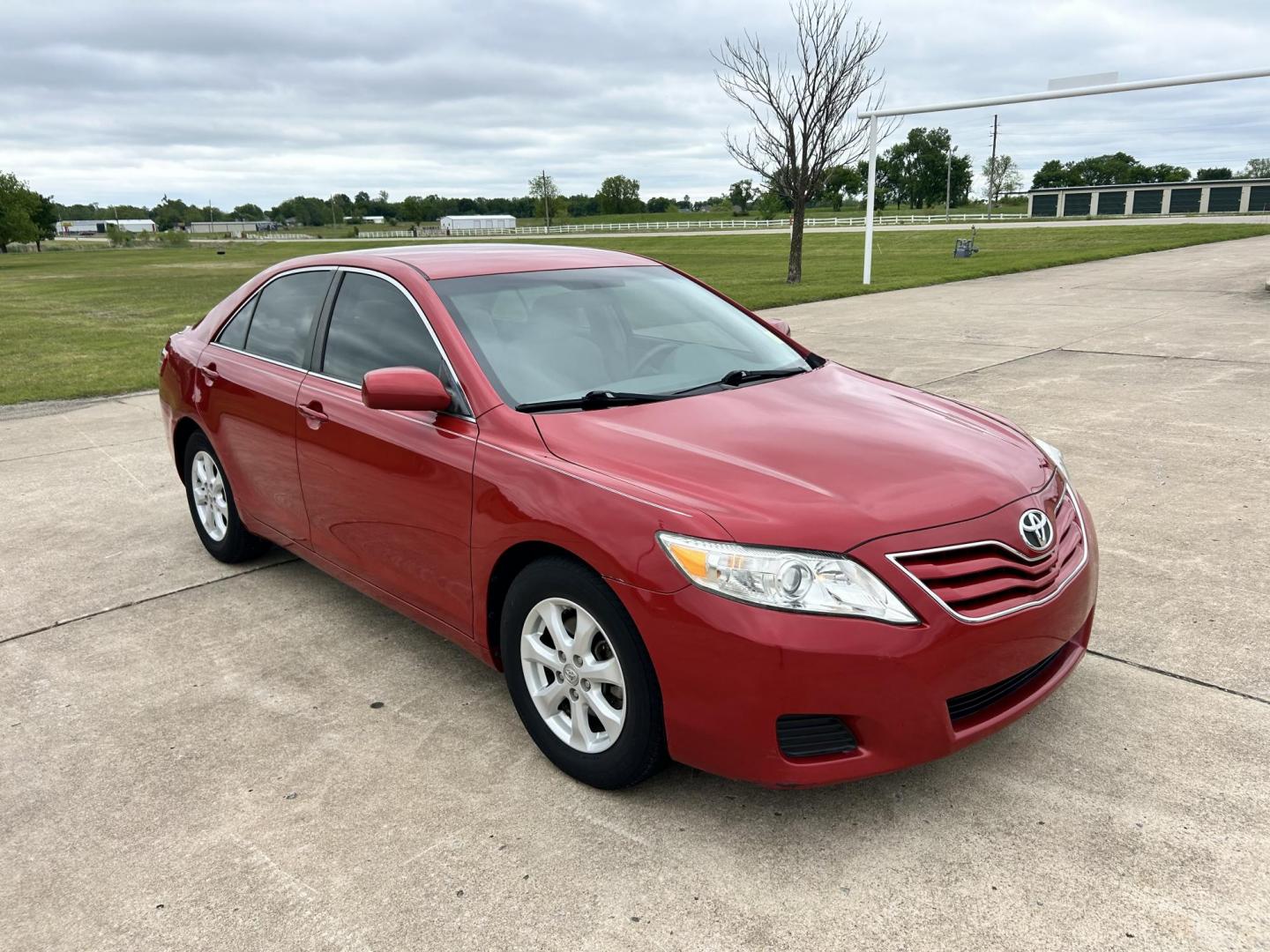 2011 RED /GRAY Toyota Camry LE (4T4BF3EK2BR) with an 2.5L L4 DOHC 16V engine, 6-Speed Automatic transmission, located at 17760 Hwy 62, Morris, OK, 74445, (918) 733-4887, 35.609104, -95.877060 - 2011 TOYOTA CAMRY LE WITH 2.5L 4 CYLINDER ENGINE. THIS FEATURES KEYLESS ENTRY, CLOTH INTERIOR, POWER DRIVER SEAT, MANUAL PASSENGER SEAT, POWER WINDOWS, POWER LOCKS, AM/FM RADIO, CD PLAYER, AUXILIARY PORT, CRUISE CONTROL, AND TRACTION CONTROL. ONLY HAS 91,152 MILES AND FIRETONE 215/65R16 TIRES. ** - Photo#2