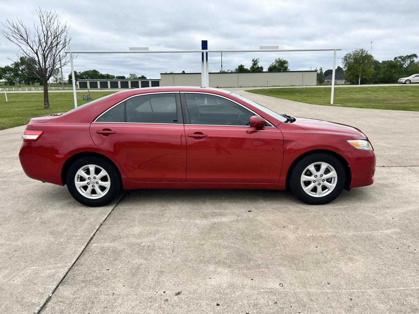 2011 RED /GRAY Toyota Camry LE (4T4BF3EK2BR) with an 2.5L L4 DOHC 16V engine, 6-Speed Automatic transmission, located at 17760 Hwy 62, Morris, OK, 74445, (918) 733-4887, 35.609104, -95.877060 - 2011 TOYOTA CAMRY LE WITH 2.5L 4 CYLINDER ENGINE. THIS FEATURES KEYLESS ENTRY, CLOTH INTERIOR, POWER DRIVER SEAT, MANUAL PASSENGER SEAT, POWER WINDOWS, POWER LOCKS, AM/FM RADIO, CD PLAYER, AUXILIARY PORT, CRUISE CONTROL, AND TRACTION CONTROL. ONLY HAS 91,152 MILES AND FIRETONE 215/65R16 TIRES. ** - Photo#3
