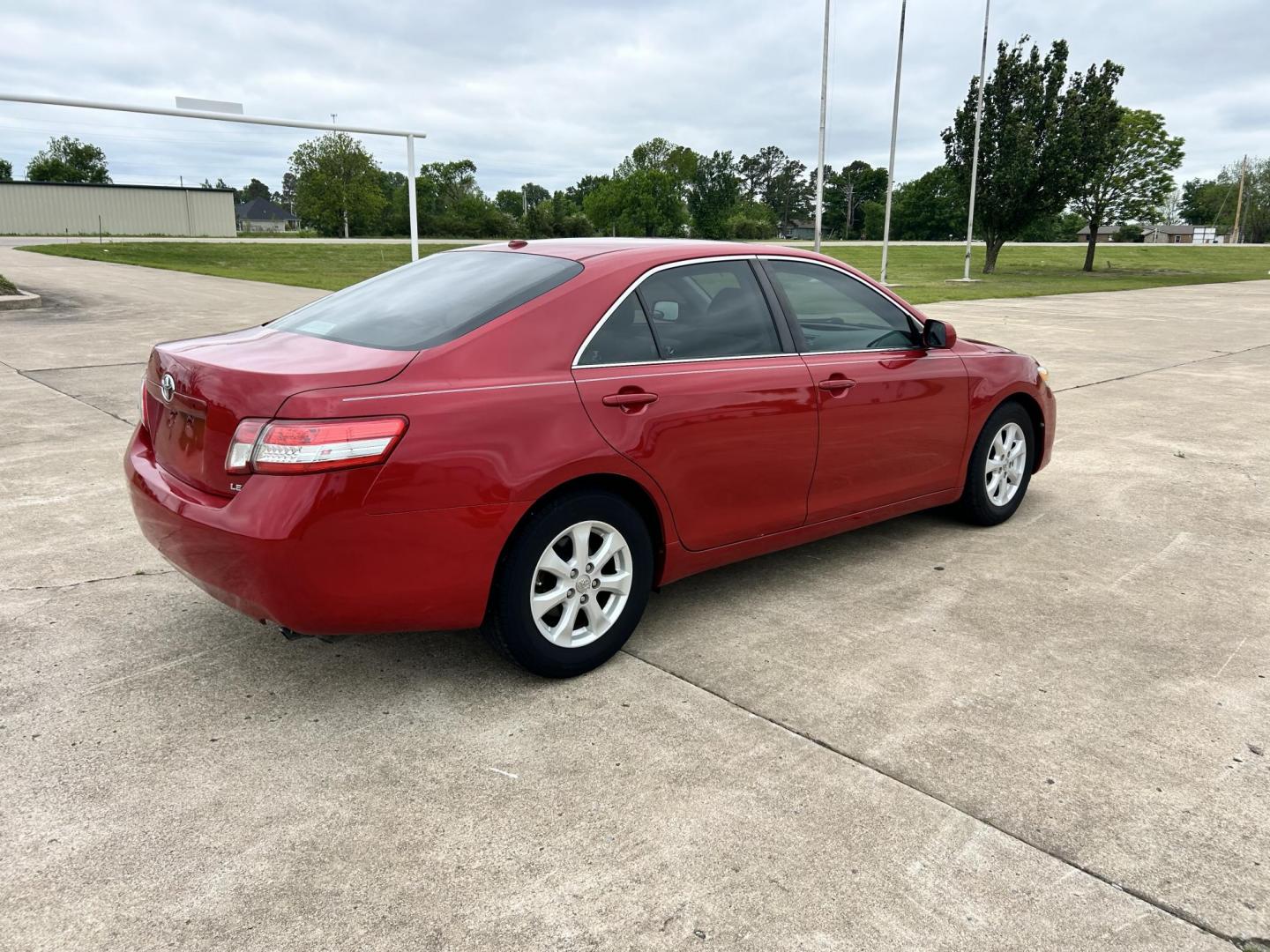 2011 RED /GRAY Toyota Camry LE (4T4BF3EK2BR) with an 2.5L L4 DOHC 16V engine, 6-Speed Automatic transmission, located at 17760 Hwy 62, Morris, OK, 74445, (918) 733-4887, 35.609104, -95.877060 - 2011 TOYOTA CAMRY LE WITH 2.5L 4 CYLINDER ENGINE. THIS FEATURES KEYLESS ENTRY, CLOTH INTERIOR, POWER DRIVER SEAT, MANUAL PASSENGER SEAT, POWER WINDOWS, POWER LOCKS, AM/FM RADIO, CD PLAYER, AUXILIARY PORT, CRUISE CONTROL, AND TRACTION CONTROL. ONLY HAS 91,152 MILES AND FIRETONE 215/65R16 TIRES. ** - Photo#4