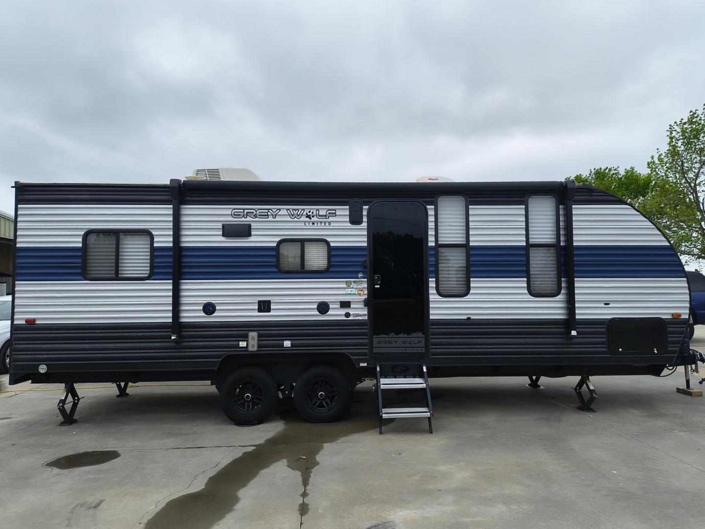 2022 Grey /Black Forest River 22RR - (4X4TCKX20NK) , located at 17760 Hwy 62, Morris, OK, 74445, 35.609104, -95.877060 - SPRING HAS SPRUNG AND SUMMER IS ON THE WAY!!! BIKERS WILL ENJOY THIS TOY HAULER. IT IS READY TO HIT THE ROAD AND ENJOY YOUR SUMMER. THIS CAMPER IS 30FT OVERALL HAS A QUEEN SIZED MASTER BED WITH A CLOSET WARDROBE ON EACH SIDE AND TV MOUNT. THE BATHROOM HAS A STANDUP ENCLOSED SHOWER WITH SINK AND VANI - Photo#1