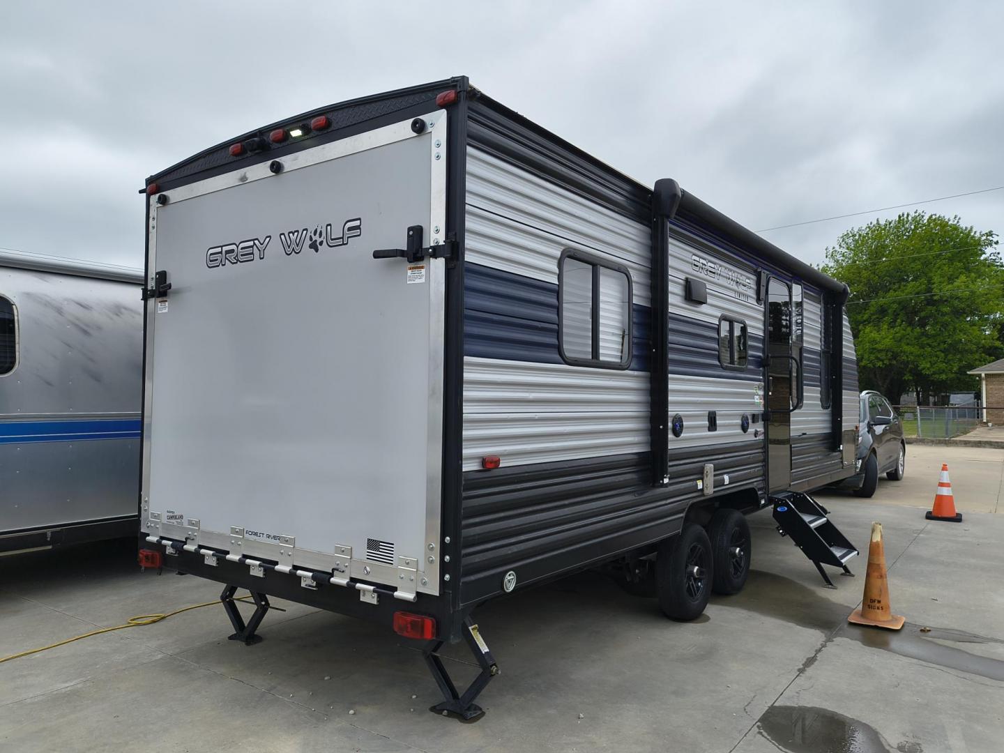 2022 Grey /Black Forest River 22RR - (4X4TCKX20NK) , located at 17760 Hwy 62, Morris, OK, 74445, 35.609104, -95.877060 - SPRING HAS SPRUNG AND SUMMER IS ON THE WAY!!! BIKERS WILL ENJOY THIS TOY HAULER. IT IS READY TO HIT THE ROAD AND ENJOY YOUR SUMMER. THIS CAMPER IS 30FT OVERALL HAS A QUEEN SIZED MASTER BED WITH A CLOSET WARDROBE ON EACH SIDE AND TV MOUNT. THE BATHROOM HAS A STANDUP ENCLOSED SHOWER WITH SINK AND VANI - Photo#2