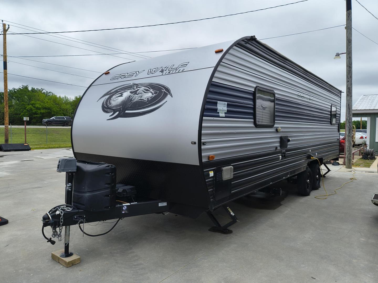 2022 Grey /Black Forest River 22RR - (4X4TCKX20NK) , located at 17760 Hwy 62, Morris, OK, 74445, 35.609104, -95.877060 - SPRING HAS SPRUNG AND SUMMER IS ON THE WAY!!! BIKERS WILL ENJOY THIS TOY HAULER. IT IS READY TO HIT THE ROAD AND ENJOY YOUR SUMMER. THIS CAMPER IS 30FT OVERALL HAS A QUEEN SIZED MASTER BED WITH A CLOSET WARDROBE ON EACH SIDE AND TV MOUNT. THE BATHROOM HAS A STANDUP ENCLOSED SHOWER WITH SINK AND VANI - Photo#5