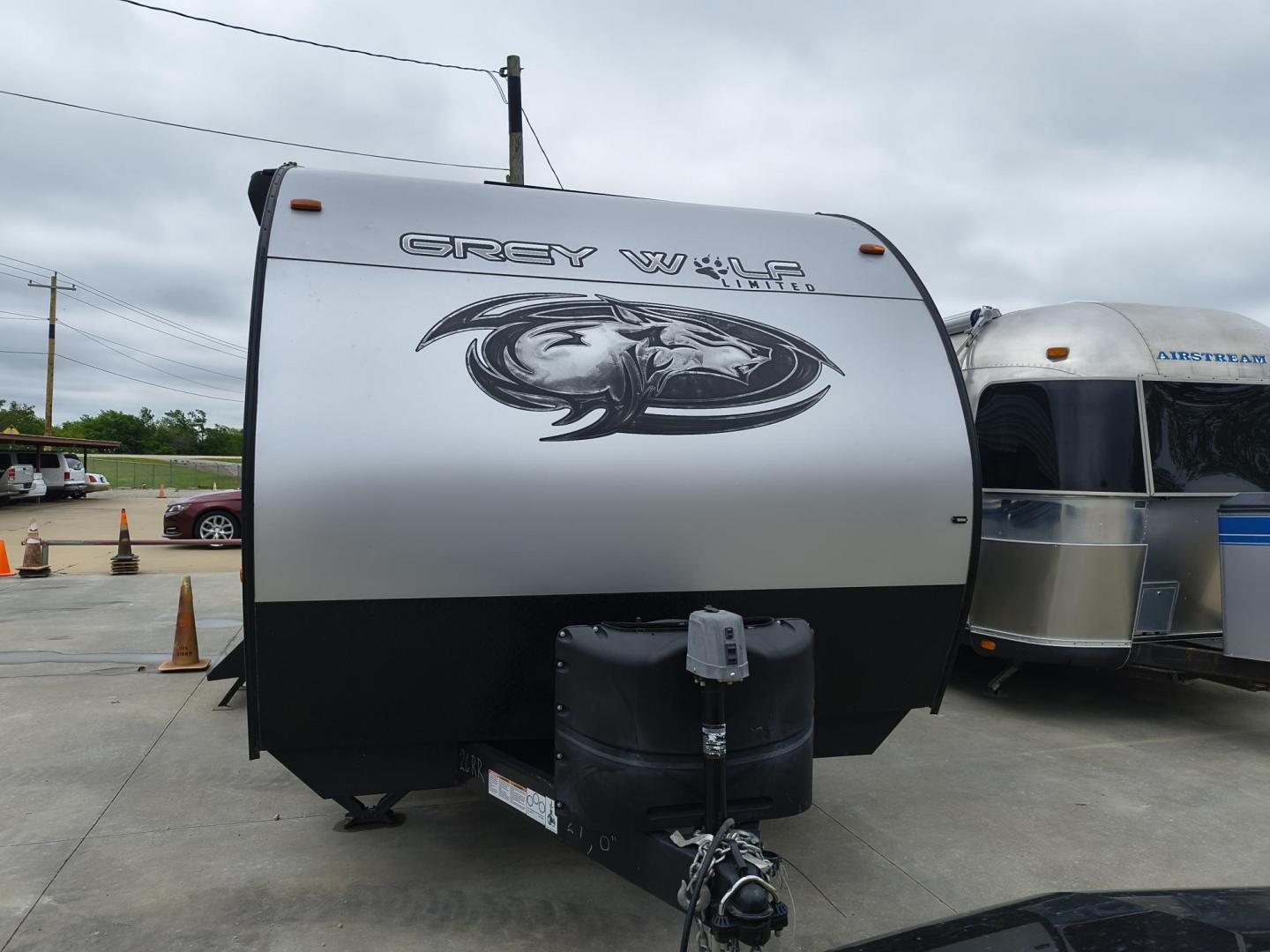 2022 Grey /Black Forest River 22RR - (4X4TCKX20NK) , located at 17760 Hwy 62, Morris, OK, 74445, 35.609104, -95.877060 - SPRING HAS SPRUNG AND SUMMER IS ON THE WAY!!! BIKERS WILL ENJOY THIS TOY HAULER. IT IS READY TO HIT THE ROAD AND ENJOY YOUR SUMMER. THIS CAMPER IS 30FT OVERALL HAS A QUEEN SIZED MASTER BED WITH A CLOSET WARDROBE ON EACH SIDE AND TV MOUNT. THE BATHROOM HAS A STANDUP ENCLOSED SHOWER WITH SINK AND VANI - Photo#6