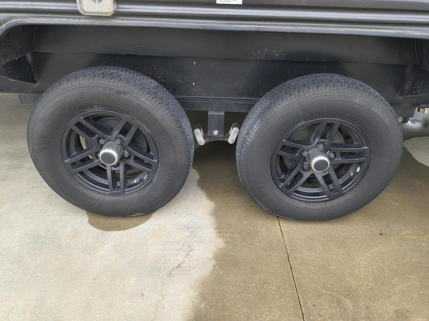 2022 Grey /Black Forest River 22RR - (4X4TCKX20NK) , located at 17760 Hwy 62, Morris, OK, 74445, 35.609104, -95.877060 - SPRING HAS SPRUNG AND SUMMER IS ON THE WAY!!! BIKERS WILL ENJOY THIS TOY HAULER. IT IS READY TO HIT THE ROAD AND ENJOY YOUR SUMMER. THIS CAMPER IS 30FT OVERALL HAS A QUEEN SIZED MASTER BED WITH A CLOSET WARDROBE ON EACH SIDE AND TV MOUNT. THE BATHROOM HAS A STANDUP ENCLOSED SHOWER WITH SINK AND VANI - Photo#7