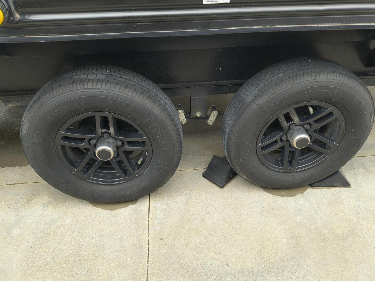 2022 Grey /Black Forest River 22RR - (4X4TCKX20NK) , located at 17760 Hwy 62, Morris, OK, 74445, 35.609104, -95.877060 - SPRING HAS SPRUNG AND SUMMER IS ON THE WAY!!! BIKERS WILL ENJOY THIS TOY HAULER. IT IS READY TO HIT THE ROAD AND ENJOY YOUR SUMMER. THIS CAMPER IS 30FT OVERALL HAS A QUEEN SIZED MASTER BED WITH A CLOSET WARDROBE ON EACH SIDE AND TV MOUNT. THE BATHROOM HAS A STANDUP ENCLOSED SHOWER WITH SINK AND VANI - Photo#8