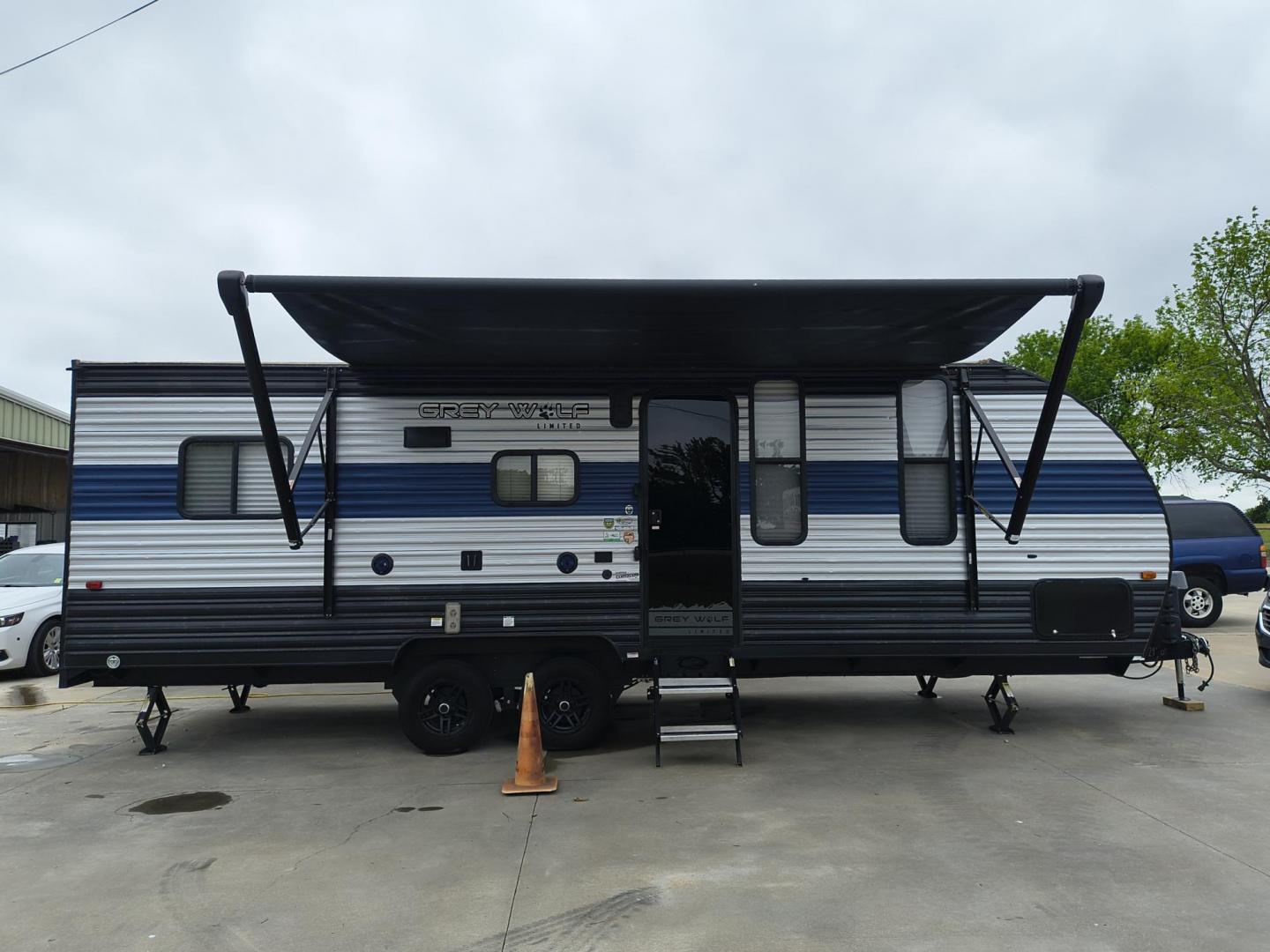 2022 Grey /Black Forest River 22RR - (4X4TCKX20NK) , located at 17760 Hwy 62, Morris, OK, 74445, 35.609104, -95.877060 - SPRING HAS SPRUNG AND SUMMER IS ON THE WAY!!! BIKERS WILL ENJOY THIS TOY HAULER. IT IS READY TO HIT THE ROAD AND ENJOY YOUR SUMMER. THIS CAMPER IS 30FT OVERALL HAS A QUEEN SIZED MASTER BED WITH A CLOSET WARDROBE ON EACH SIDE AND TV MOUNT. THE BATHROOM HAS A STANDUP ENCLOSED SHOWER WITH SINK AND VANI - Photo#56