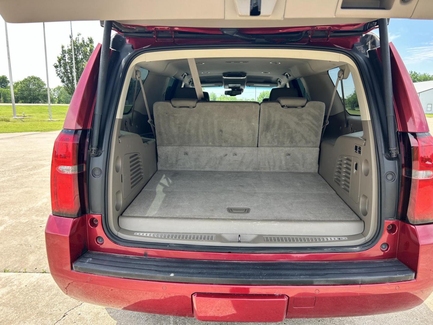 2015 RED /TAN Chevrolet Suburban LT 1500 2WD (1GNSCJKC1FR) with an 5.3L V8 OHV 16V engine, 6-Speed Automatic transmission, located at 17760 Hwy 62, Morris, OK, 74445, (918) 733-4887, 35.609104, -95.877060 - 2015 CHEVY SUBURBAN HAS A 5.3L V8 ENGINE AND IS RWD. POWER LOCKS, POWER WINDOWS, POWER SEATS. PUSH BUTTON START, KEYLESS ENTRY. AM/FM STEREO, SATALITE RADIO, CD PLAYER. EQUIPPED WITH NICE LEATHER SEATS, DUAL AIR, BLUETOOTH, CRUISE CONTROL. HEATED SEATS FRONT AND REAR, ALSO A HEATED STEERING WHEEL - Photo#19