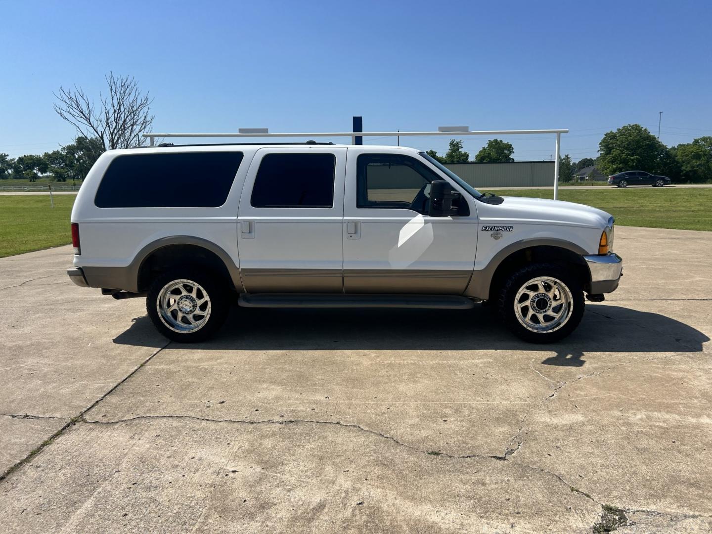 2001 White /TAN Ford Excursion Limited 4WD (1FMNU43S41E) with an 6.8L V10 SOHC 20V engine, 4-Speed Automatic Overdrive transmission, located at 17760 Hwy 62, Morris, OK, 74445, (918) 733-4887, 35.609104, -95.877060 - 2001 FORD EXCURSION LIMITED 4WD HAS THE 6.8L V10 ENGINE. IT FEATURES LEATHER INTERIOR, POWER WINDOWS, POWER LOCKS, POWER MIRRORS, AM/FM RADIO, CD PLAYER, CRUISE CONTROL, 2ND ROW SEATS, AND 3RD ROW SEATS. HAS A CLEAN TITLE. 293,547 MILES AND VENOM TIRES 275/55R20. WE OFFER A FREE CARFAX ON ALL OUR VE - Photo#3