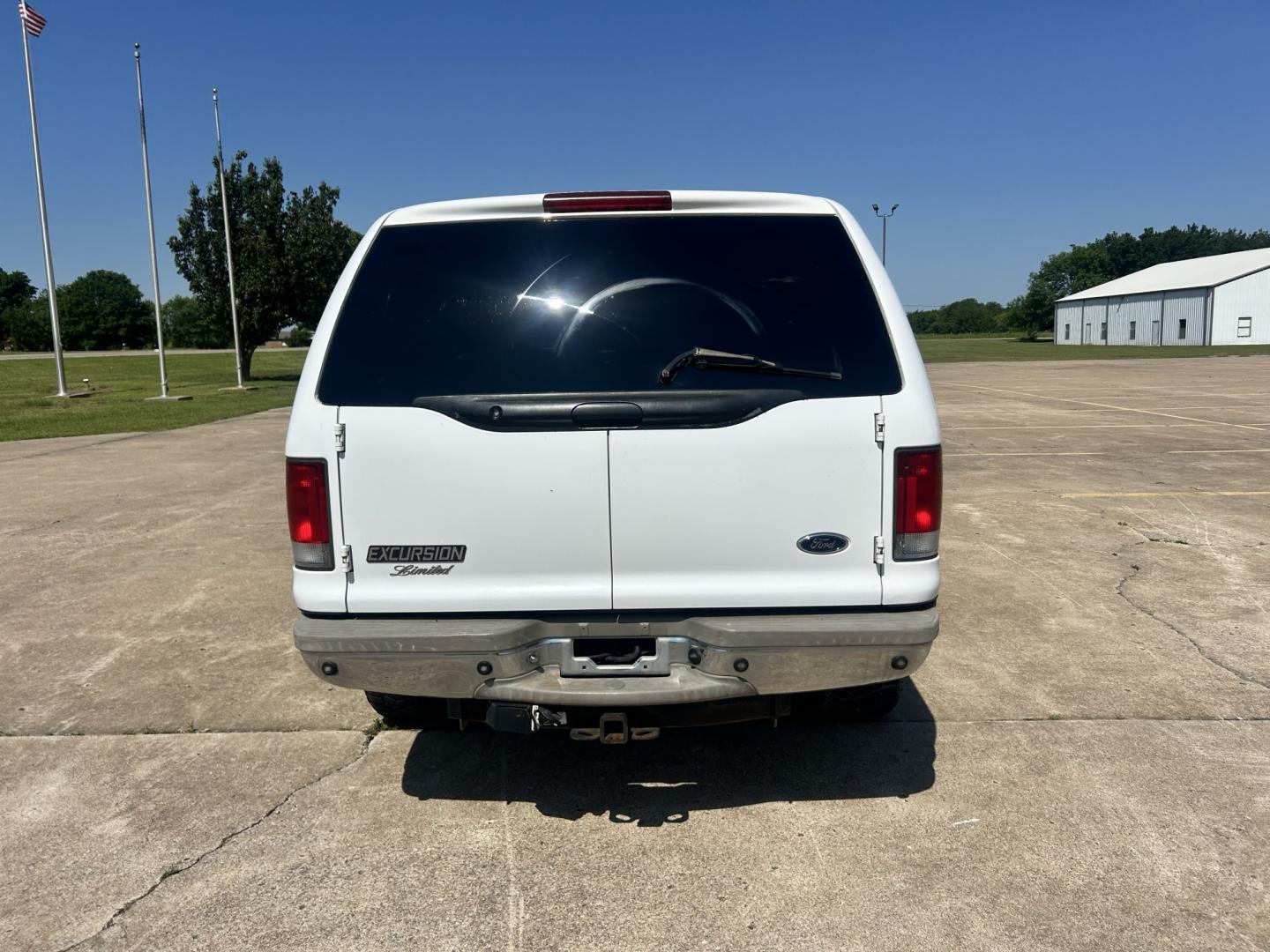 2001 White /TAN Ford Excursion Limited 4WD (1FMNU43S41E) with an 6.8L V10 SOHC 20V engine, 4-Speed Automatic Overdrive transmission, located at 17760 Hwy 62, Morris, OK, 74445, (918) 733-4887, 35.609104, -95.877060 - 2001 FORD EXCURSION LIMITED 4WD HAS THE 6.8L V10 ENGINE. IT FEATURES LEATHER INTERIOR, POWER WINDOWS, POWER LOCKS, POWER MIRRORS, AM/FM RADIO, CD PLAYER, CRUISE CONTROL, 2ND ROW SEATS, AND 3RD ROW SEATS. HAS A CLEAN TITLE. 293,547 MILES AND VENOM TIRES 275/55R20. WE OFFER A FREE CARFAX ON ALL OUR VE - Photo#5