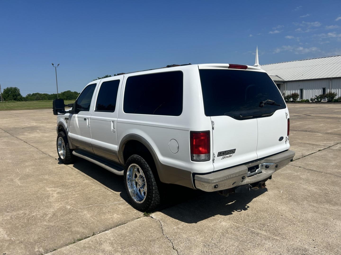 2001 White /TAN Ford Excursion Limited 4WD (1FMNU43S41E) with an 6.8L V10 SOHC 20V engine, 4-Speed Automatic Overdrive transmission, located at 17760 Hwy 62, Morris, OK, 74445, (918) 733-4887, 35.609104, -95.877060 - 2001 FORD EXCURSION LIMITED 4WD HAS THE 6.8L V10 ENGINE. IT FEATURES LEATHER INTERIOR, POWER WINDOWS, POWER LOCKS, POWER MIRRORS, AM/FM RADIO, CD PLAYER, CRUISE CONTROL, 2ND ROW SEATS, AND 3RD ROW SEATS. HAS A CLEAN TITLE. 293,547 MILES AND VENOM TIRES 275/55R20. WE OFFER A FREE CARFAX ON ALL OUR VE - Photo#6