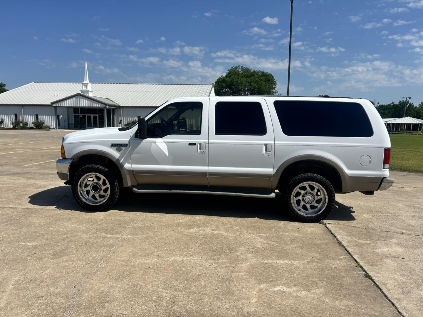 2001 White /TAN Ford Excursion Limited 4WD (1FMNU43S41E) with an 6.8L V10 SOHC 20V engine, 4-Speed Automatic Overdrive transmission, located at 17760 Hwy 62, Morris, OK, 74445, (918) 733-4887, 35.609104, -95.877060 - 2001 FORD EXCURSION LIMITED 4WD HAS THE 6.8L V10 ENGINE. IT FEATURES LEATHER INTERIOR, POWER WINDOWS, POWER LOCKS, POWER MIRRORS, AM/FM RADIO, CD PLAYER, CRUISE CONTROL, 2ND ROW SEATS, AND 3RD ROW SEATS. HAS A CLEAN TITLE. 293,547 MILES AND VENOM TIRES 275/55R20. WE OFFER A FREE CARFAX ON ALL OUR VE - Photo#7
