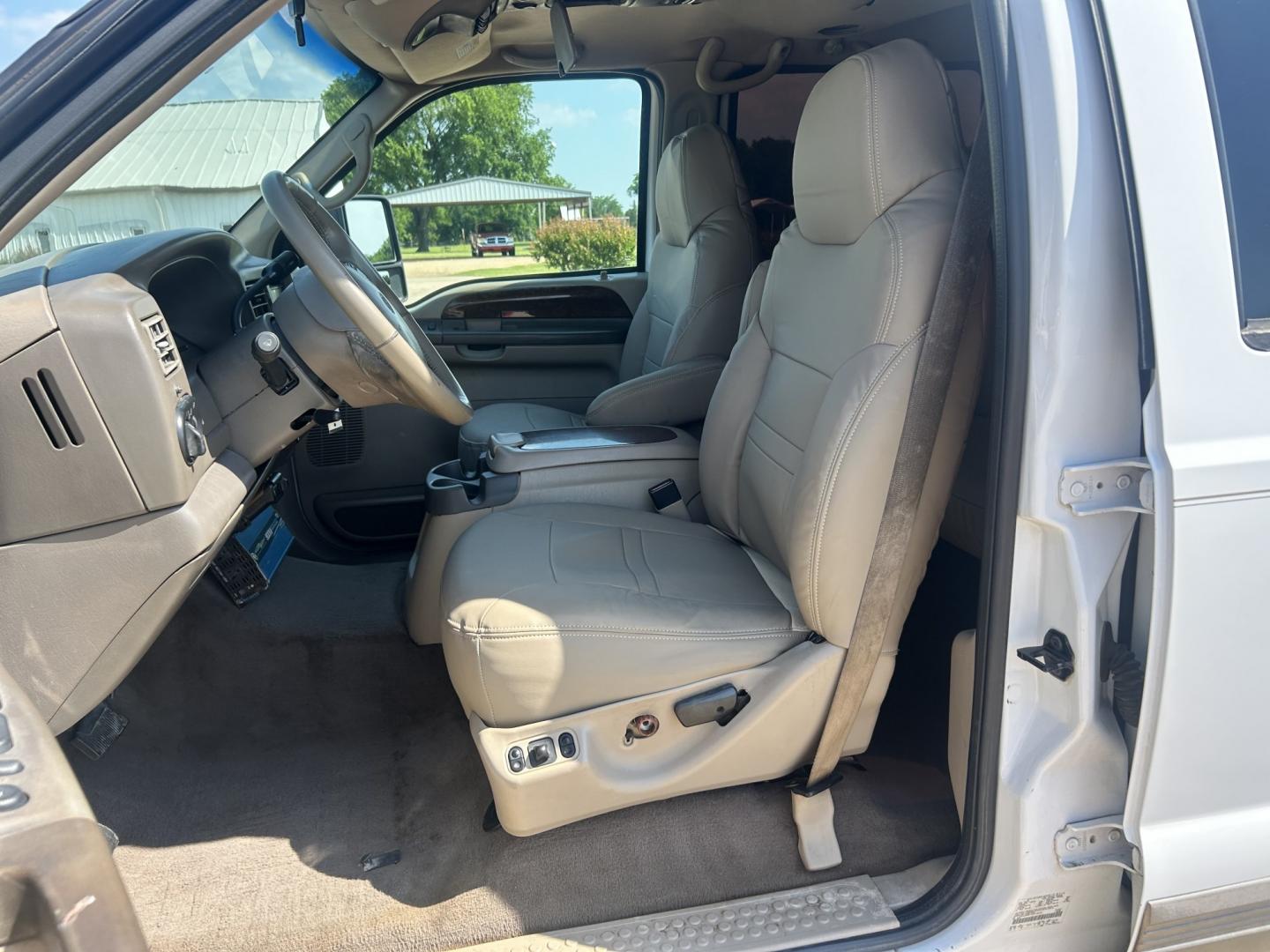 2001 White /TAN Ford Excursion Limited 4WD (1FMNU43S41E) with an 6.8L V10 SOHC 20V engine, 4-Speed Automatic Overdrive transmission, located at 17760 Hwy 62, Morris, OK, 74445, (918) 733-4887, 35.609104, -95.877060 - 2001 FORD EXCURSION LIMITED 4WD HAS THE 6.8L V10 ENGINE. IT FEATURES LEATHER INTERIOR, POWER WINDOWS, POWER LOCKS, POWER MIRRORS, AM/FM RADIO, CD PLAYER, CRUISE CONTROL, 2ND ROW SEATS, AND 3RD ROW SEATS. HAS A CLEAN TITLE. 293,547 MILES AND VENOM TIRES 275/55R20. WE OFFER A FREE CARFAX ON ALL OUR VE - Photo#8