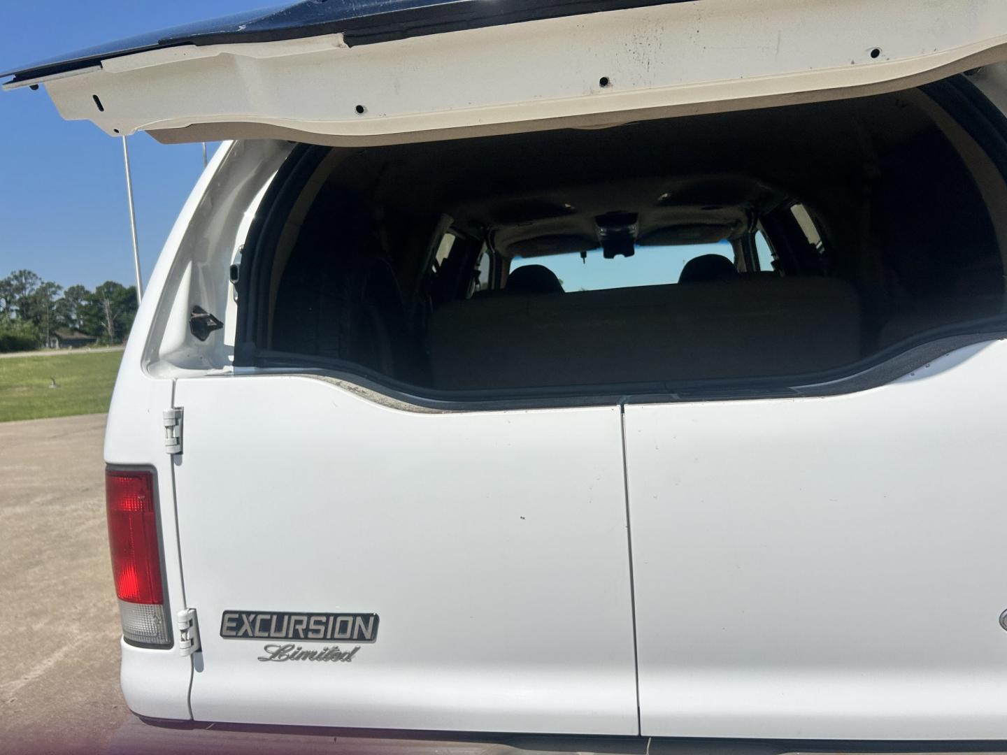 2001 White /TAN Ford Excursion Limited 4WD (1FMNU43S41E) with an 6.8L V10 SOHC 20V engine, 4-Speed Automatic Overdrive transmission, located at 17760 Hwy 62, Morris, OK, 74445, (918) 733-4887, 35.609104, -95.877060 - 2001 FORD EXCURSION LIMITED 4WD HAS THE 6.8L V10 ENGINE. IT FEATURES LEATHER INTERIOR, POWER WINDOWS, POWER LOCKS, POWER MIRRORS, AM/FM RADIO, CD PLAYER, CRUISE CONTROL, 2ND ROW SEATS, AND 3RD ROW SEATS. HAS A CLEAN TITLE. 293,547 MILES AND VENOM TIRES 275/55R20. WE OFFER A FREE CARFAX ON ALL OUR VE - Photo#16