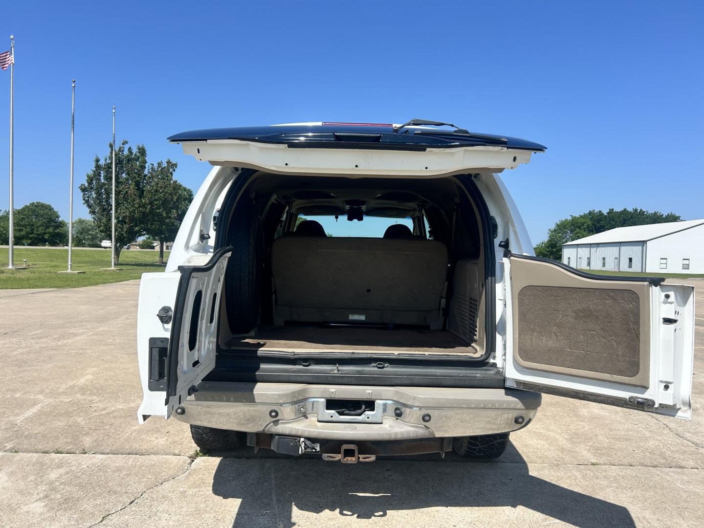 2001 White /TAN Ford Excursion Limited 4WD (1FMNU43S41E) with an 6.8L V10 SOHC 20V engine, 4-Speed Automatic Overdrive transmission, located at 17760 Hwy 62, Morris, OK, 74445, (918) 733-4887, 35.609104, -95.877060 - 2001 FORD EXCURSION LIMITED 4WD HAS THE 6.8L V10 ENGINE. IT FEATURES LEATHER INTERIOR, POWER WINDOWS, POWER LOCKS, POWER MIRRORS, AM/FM RADIO, CD PLAYER, CRUISE CONTROL, 2ND ROW SEATS, AND 3RD ROW SEATS. HAS A CLEAN TITLE. 293,547 MILES AND VENOM TIRES 275/55R20. WE OFFER A FREE CARFAX ON ALL OUR VE - Photo#17