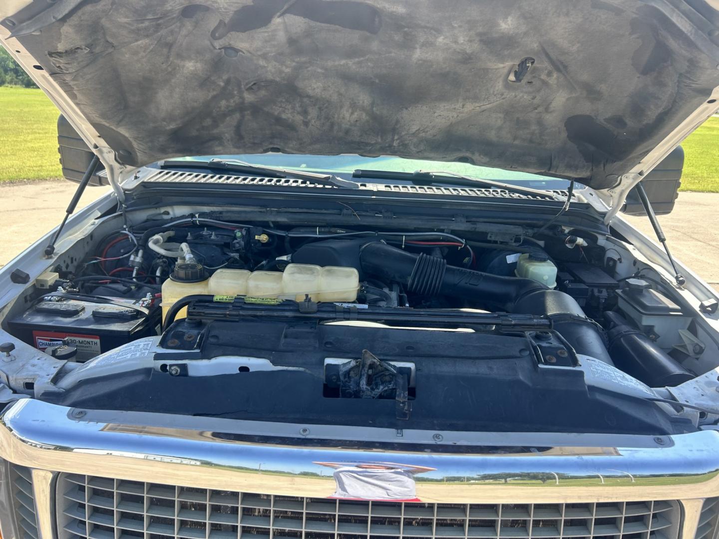 2001 White /TAN Ford Excursion Limited 4WD (1FMNU43S41E) with an 6.8L V10 SOHC 20V engine, 4-Speed Automatic Overdrive transmission, located at 17760 Hwy 62, Morris, OK, 74445, (918) 733-4887, 35.609104, -95.877060 - 2001 FORD EXCURSION LIMITED 4WD HAS THE 6.8L V10 ENGINE. IT FEATURES LEATHER INTERIOR, POWER WINDOWS, POWER LOCKS, POWER MIRRORS, AM/FM RADIO, CD PLAYER, CRUISE CONTROL, 2ND ROW SEATS, AND 3RD ROW SEATS. HAS A CLEAN TITLE. 293,547 MILES AND VENOM TIRES 275/55R20. WE OFFER A FREE CARFAX ON ALL OUR VE - Photo#19