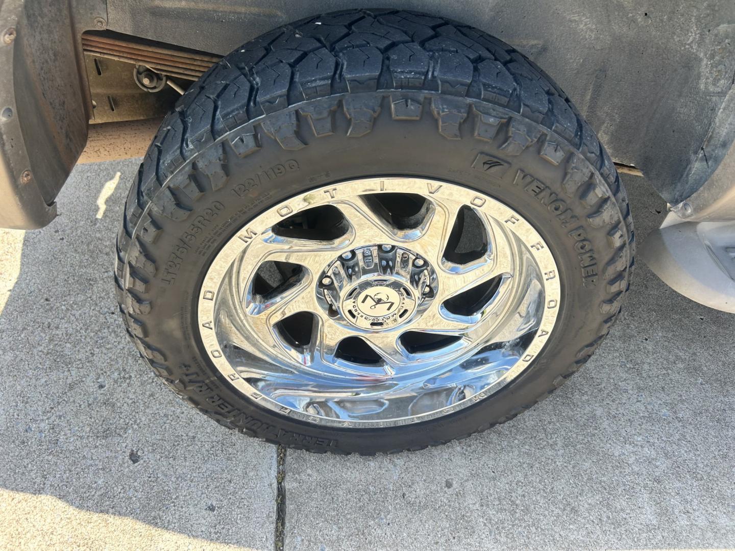 2001 White /TAN Ford Excursion Limited 4WD (1FMNU43S41E) with an 6.8L V10 SOHC 20V engine, 4-Speed Automatic Overdrive transmission, located at 17760 Hwy 62, Morris, OK, 74445, (918) 733-4887, 35.609104, -95.877060 - 2001 FORD EXCURSION LIMITED 4WD HAS THE 6.8L V10 ENGINE. IT FEATURES LEATHER INTERIOR, POWER WINDOWS, POWER LOCKS, POWER MIRRORS, AM/FM RADIO, CD PLAYER, CRUISE CONTROL, 2ND ROW SEATS, AND 3RD ROW SEATS. HAS A CLEAN TITLE. 293,547 MILES AND VENOM TIRES 275/55R20. WE OFFER A FREE CARFAX ON ALL OUR VE - Photo#26