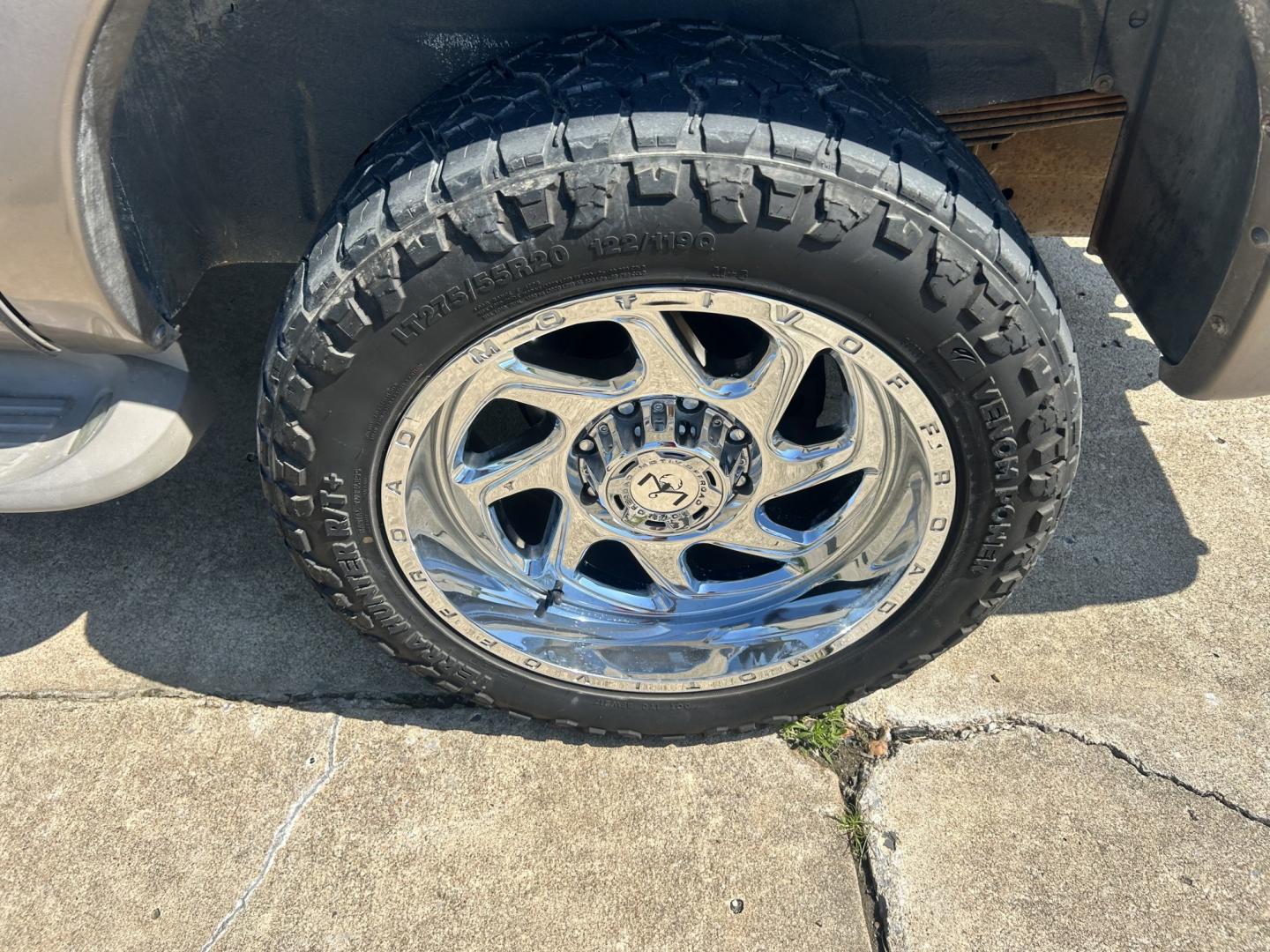 2001 White /TAN Ford Excursion Limited 4WD (1FMNU43S41E) with an 6.8L V10 SOHC 20V engine, 4-Speed Automatic Overdrive transmission, located at 17760 Hwy 62, Morris, OK, 74445, (918) 733-4887, 35.609104, -95.877060 - 2001 FORD EXCURSION LIMITED 4WD HAS THE 6.8L V10 ENGINE. IT FEATURES LEATHER INTERIOR, POWER WINDOWS, POWER LOCKS, POWER MIRRORS, AM/FM RADIO, CD PLAYER, CRUISE CONTROL, 2ND ROW SEATS, AND 3RD ROW SEATS. HAS A CLEAN TITLE. 293,547 MILES AND VENOM TIRES 275/55R20. WE OFFER A FREE CARFAX ON ALL OUR VE - Photo#27