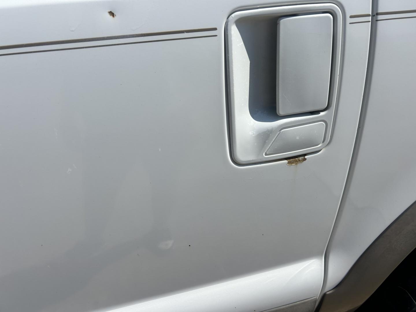 2001 White /TAN Ford Excursion Limited 4WD (1FMNU43S41E) with an 6.8L V10 SOHC 20V engine, 4-Speed Automatic Overdrive transmission, located at 17760 Hwy 62, Morris, OK, 74445, (918) 733-4887, 35.609104, -95.877060 - 2001 FORD EXCURSION LIMITED 4WD HAS THE 6.8L V10 ENGINE. IT FEATURES LEATHER INTERIOR, POWER WINDOWS, POWER LOCKS, POWER MIRRORS, AM/FM RADIO, CD PLAYER, CRUISE CONTROL, 2ND ROW SEATS, AND 3RD ROW SEATS. HAS A CLEAN TITLE. 293,547 MILES AND VENOM TIRES 275/55R20. WE OFFER A FREE CARFAX ON ALL OUR VE - Photo#29